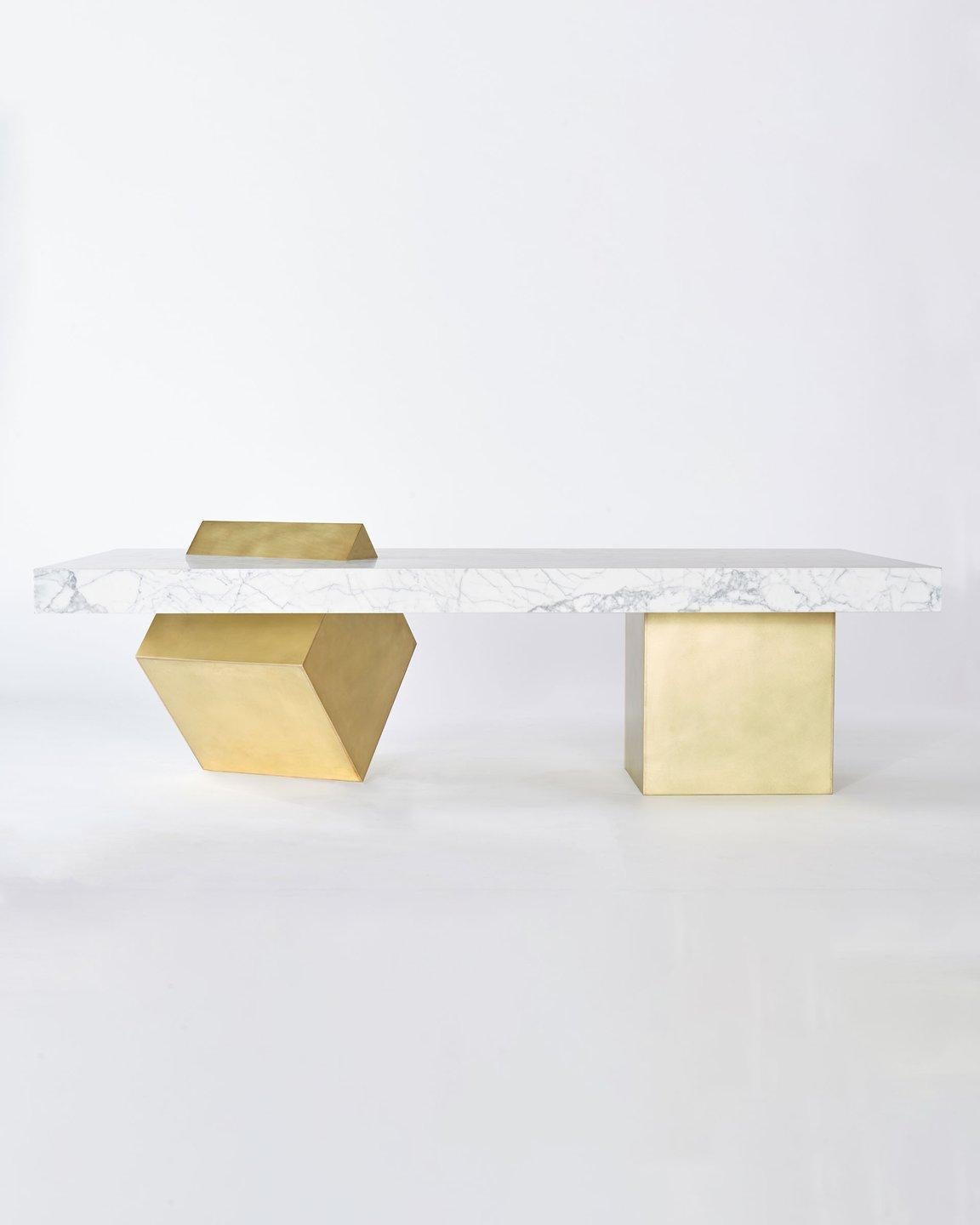 Américain Table basse Coexist en marbre blanc avec base en laiton par Slash Objects en vente