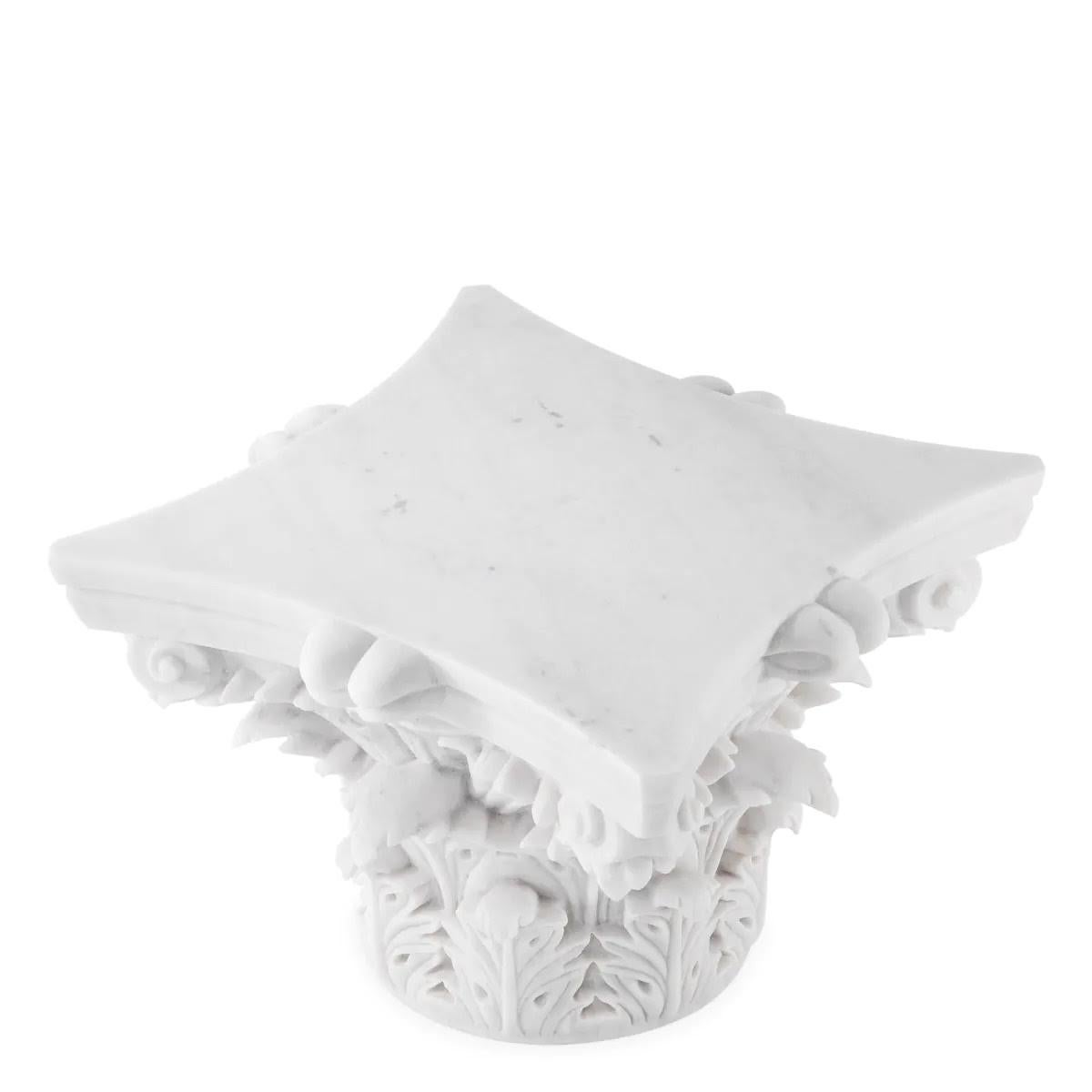 Tavolino in marmo bianco, raffigurante un capitello corinzio, opera contemporanea.

Tavolino da salotto che rappresenta un capitello corinzio in marmo bianco, opera contemporanea.
L. 65,5  W. 65,5  H. 46 cm