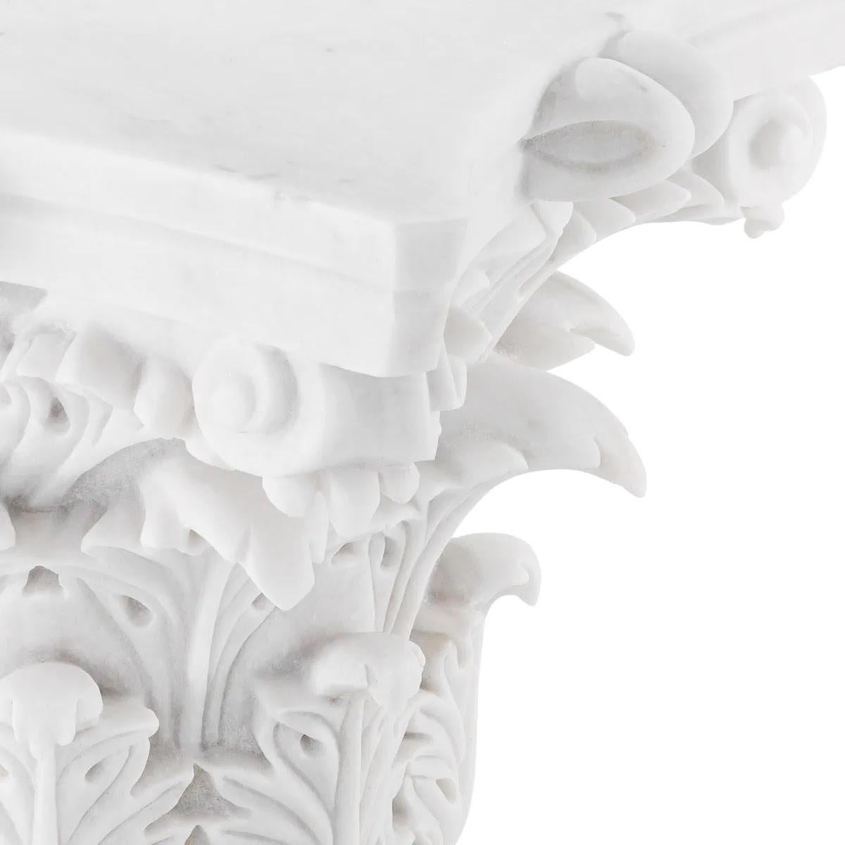 Moderno Tavolino in marmo bianco raffigurante un capitello corinzio, opera contemporanea. in vendita
