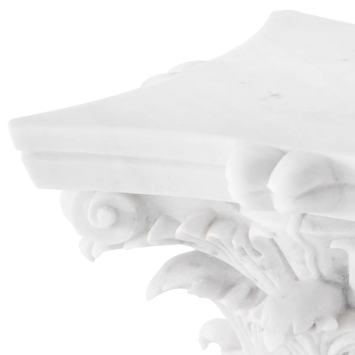 Europeo Tavolino in marmo bianco raffigurante un capitello corinzio, opera contemporanea. in vendita