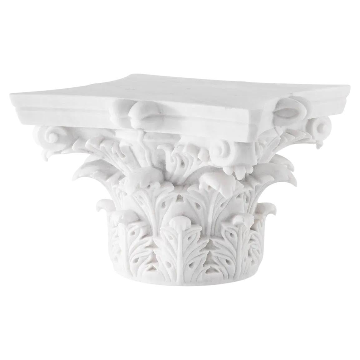 Table basse en marbre blanc, représentant un chapiteau corinthien, œuvre contemporaine.