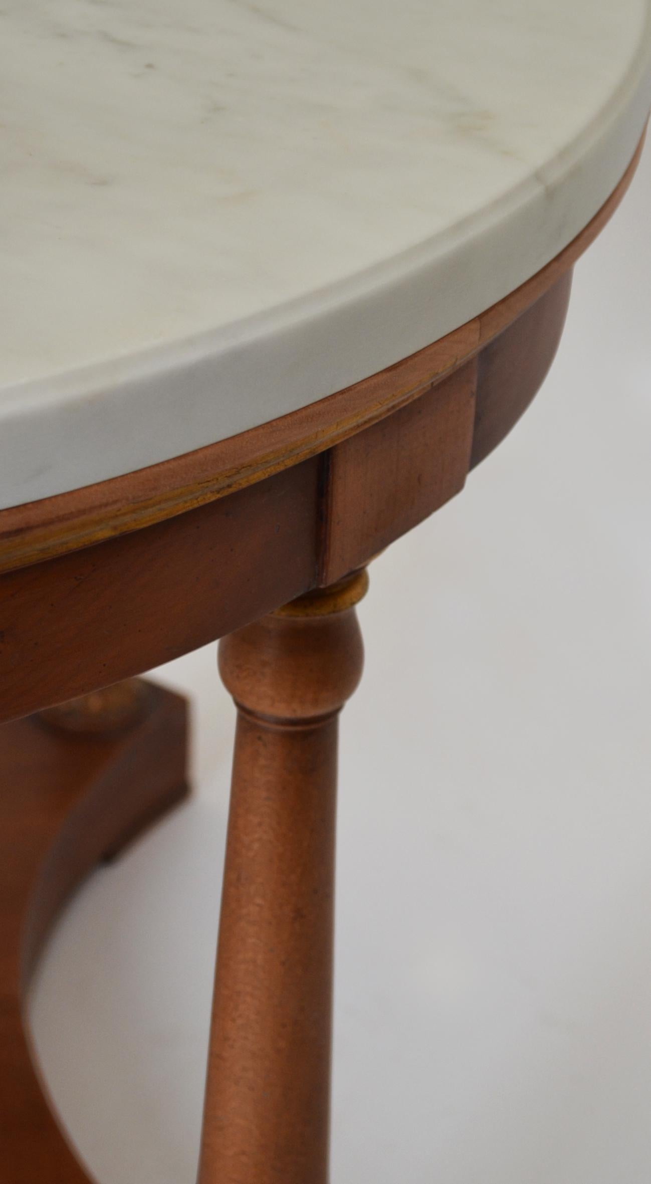 Arts and Crafts Table basse ronde à plateau en marbre blanc et base en cerisier, fabriquée à la main par Cupioli en Italie en vente