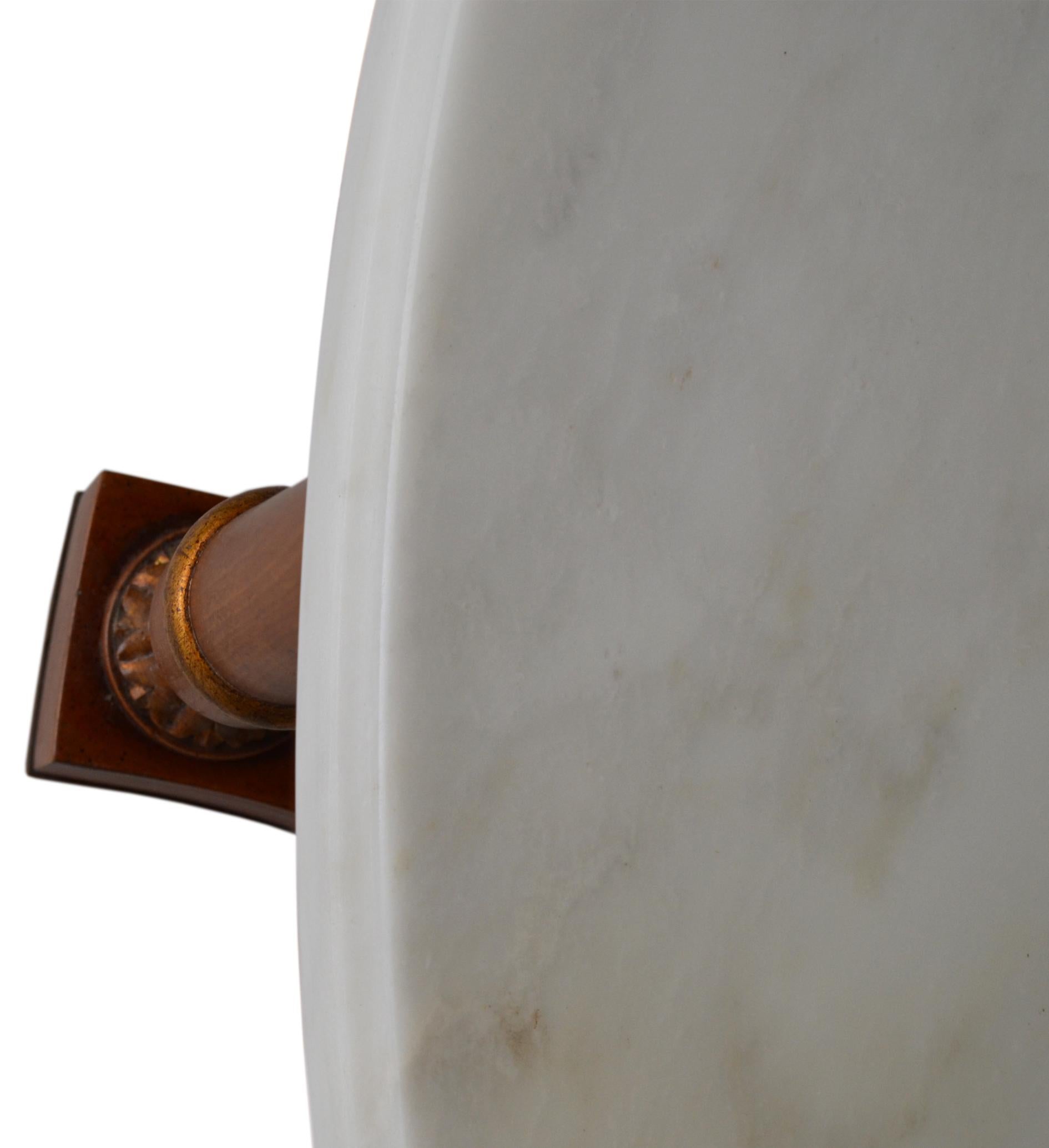italien Table basse ronde à plateau en marbre blanc et base en cerisier, fabriquée à la main par Cupioli en Italie en vente