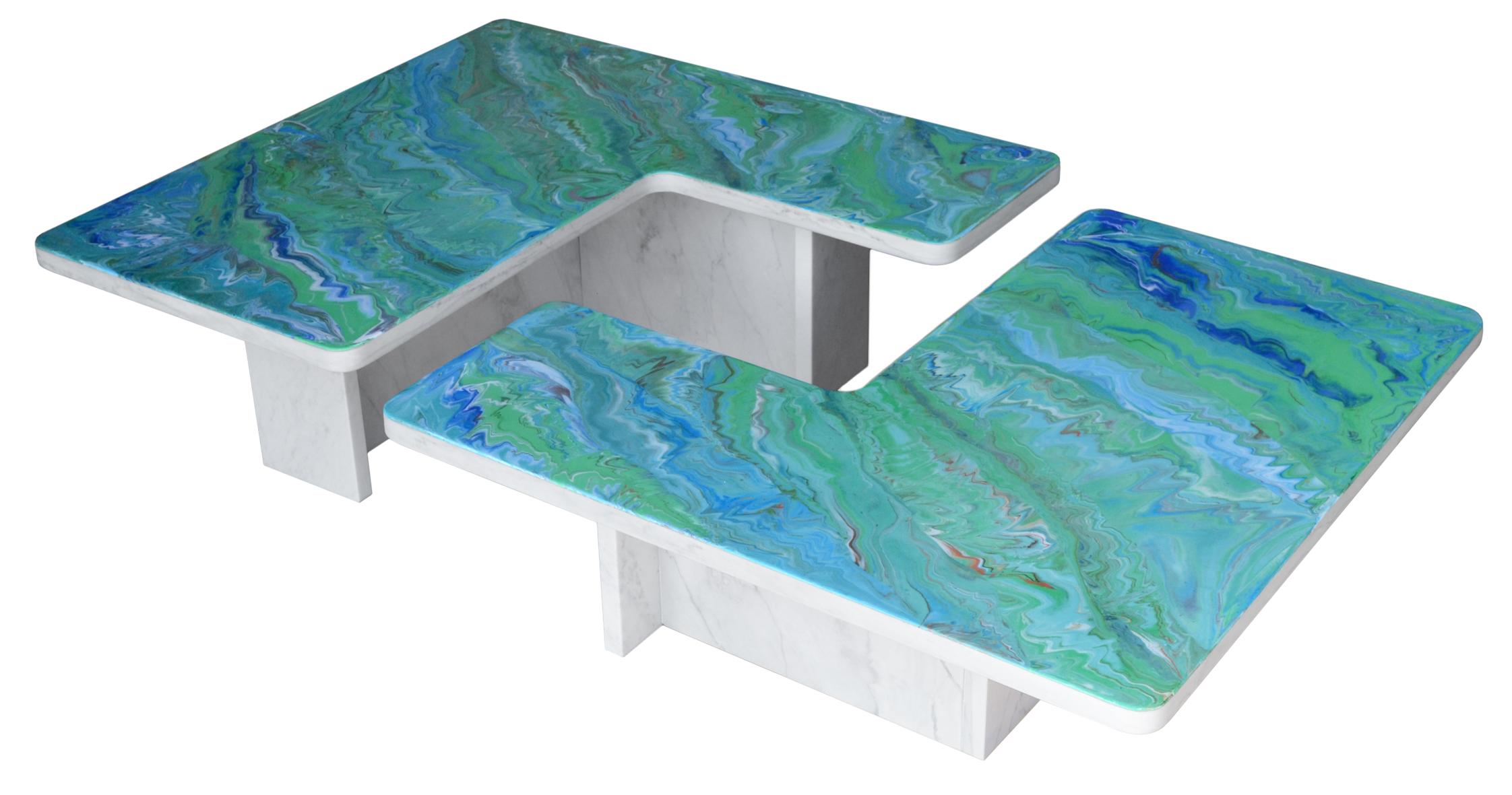 Moderne Tavolini en marmo bianco e scagliola verde fatto a mano en Italie disponible en vente