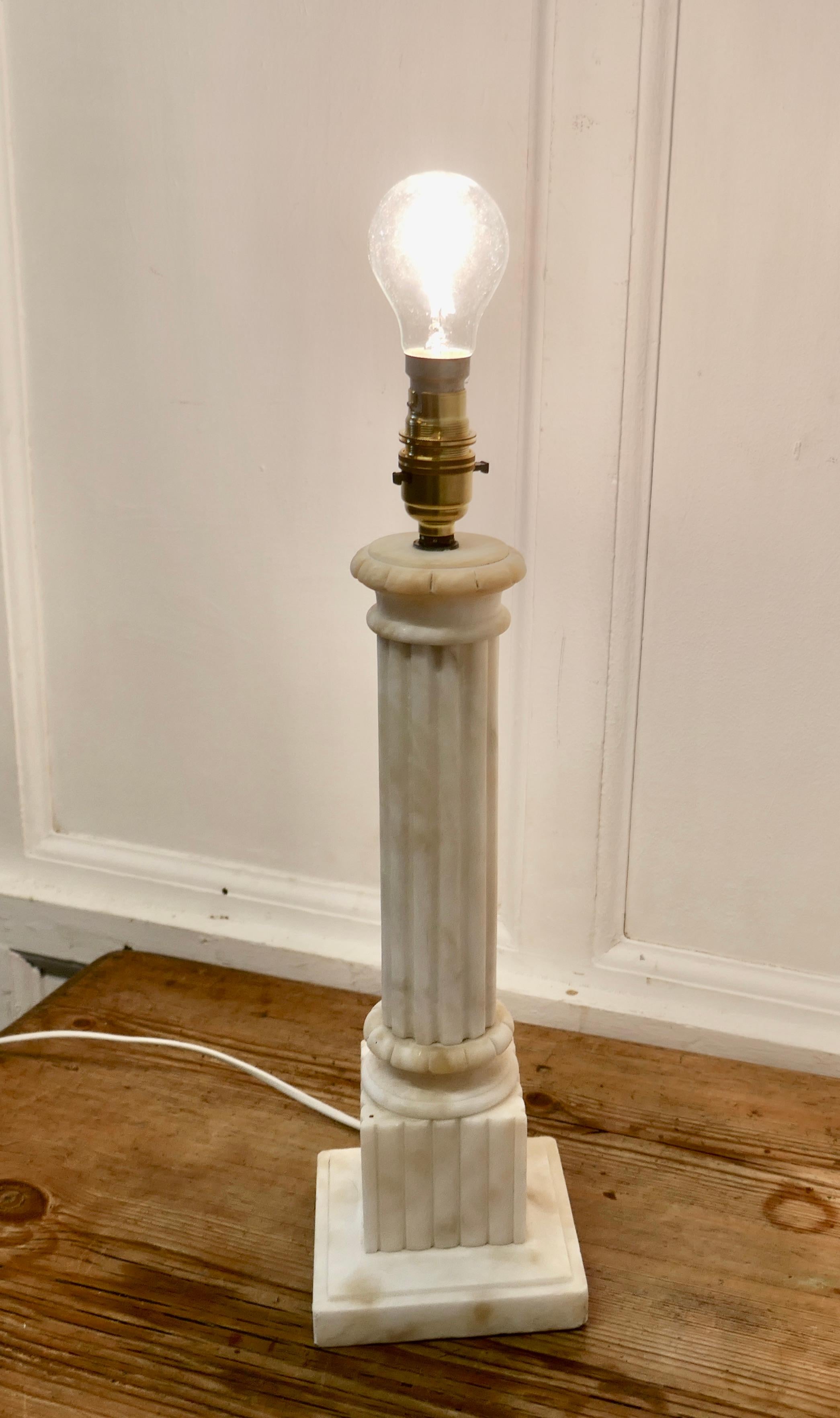 Lampe de table à colonne corinthienne en marbre blanc

Il s'agit d'une pièce lourde, réalisée en marbre massif. La lampe possède une colonne cannelée de style corinthien en marbre, posée sur une base en marbre.
Il s'agit d'une pièce très
