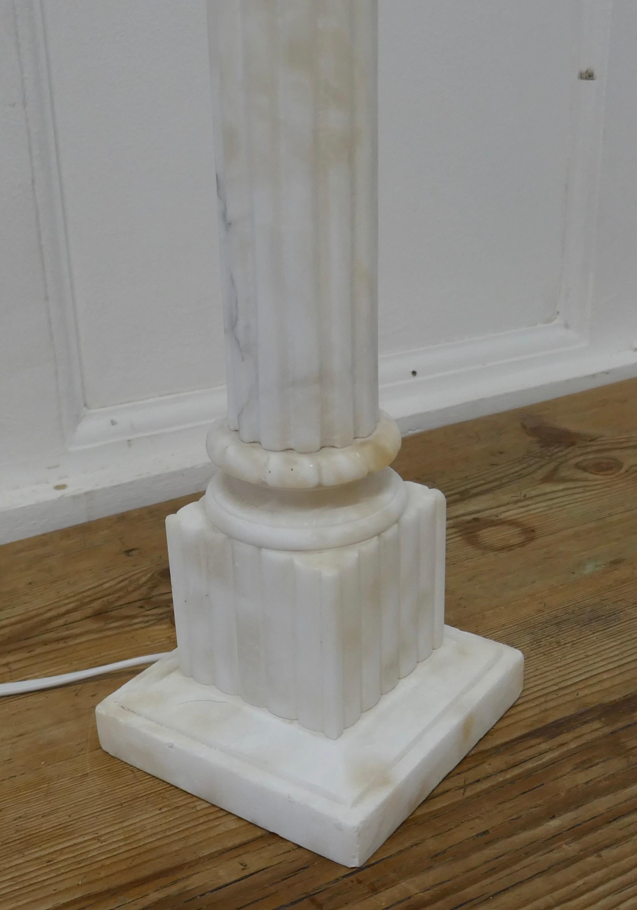 20ième siècle Lampe de table à colonne corinthienne en marbre blanc en vente