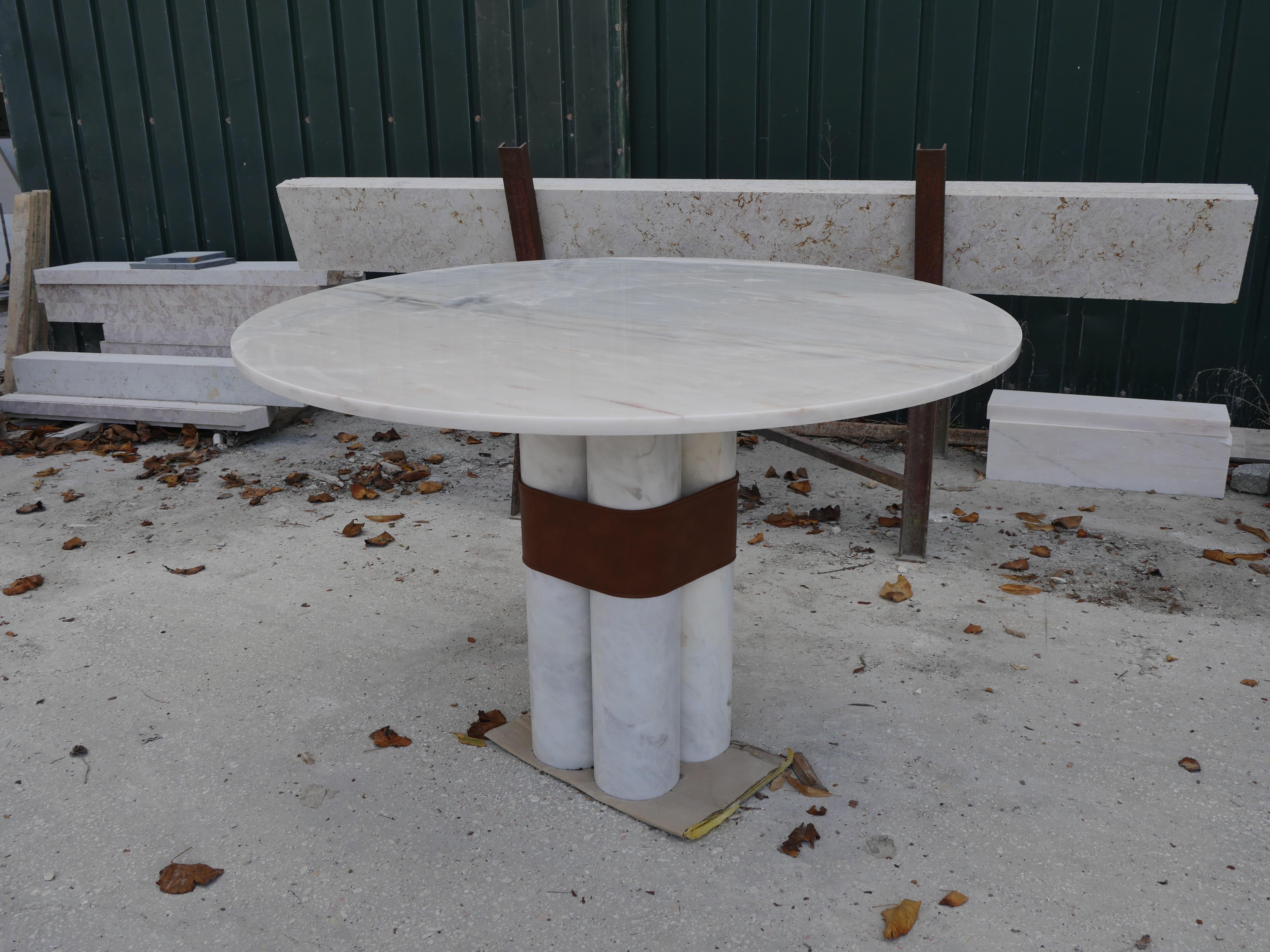 Portugais Table ronde de salle à manger en marbre blanc Axis 47 aux dimensions personnalisables AXIS Estremoz en vente