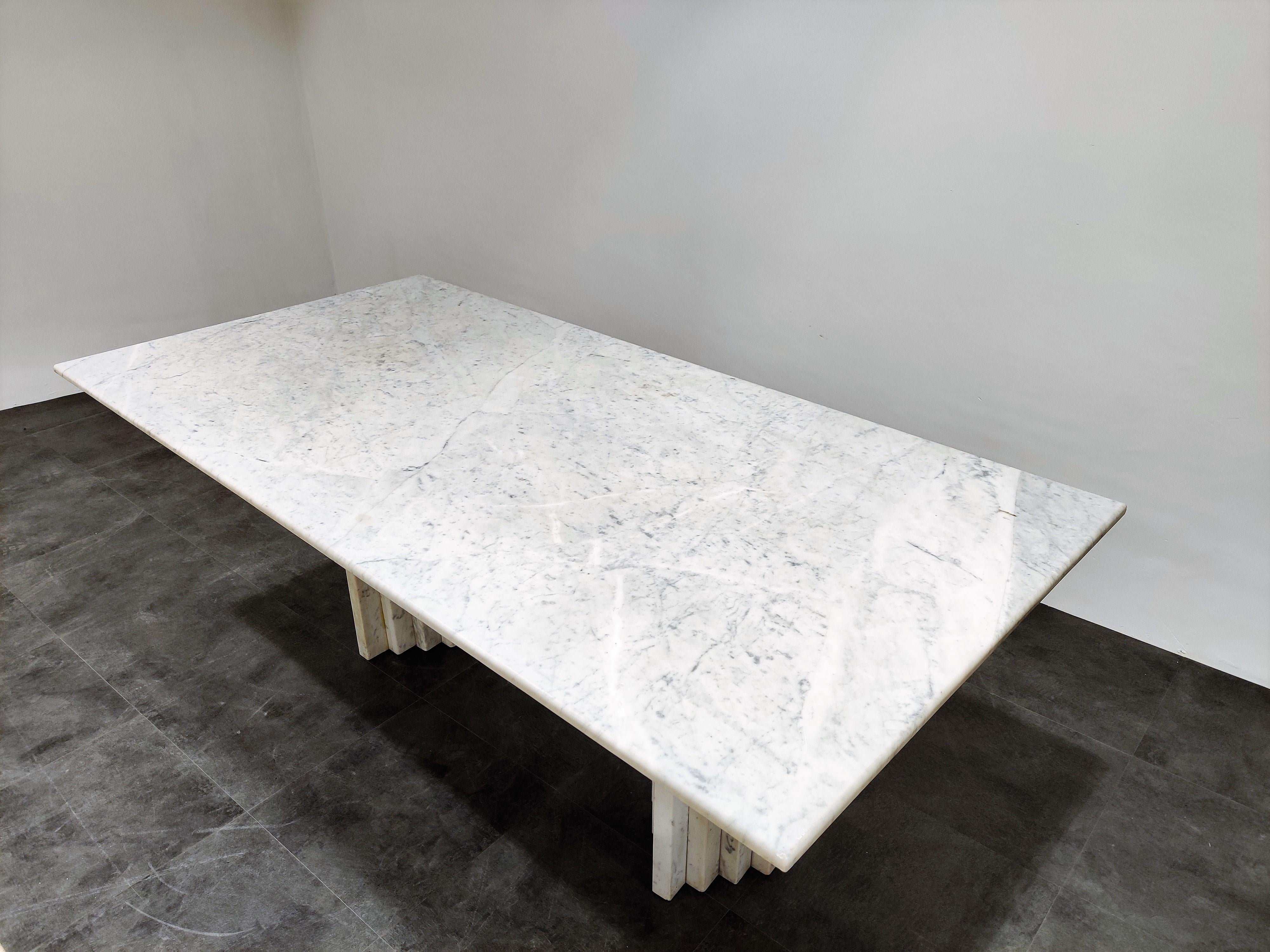 Elegant architectural white marble dining table.

The table consists of two stepped marble bases with a rectangular marble top.

Very much in the style of Carlo Scarpe, who used stepped marble table bases in his designs.

Beautifully vained