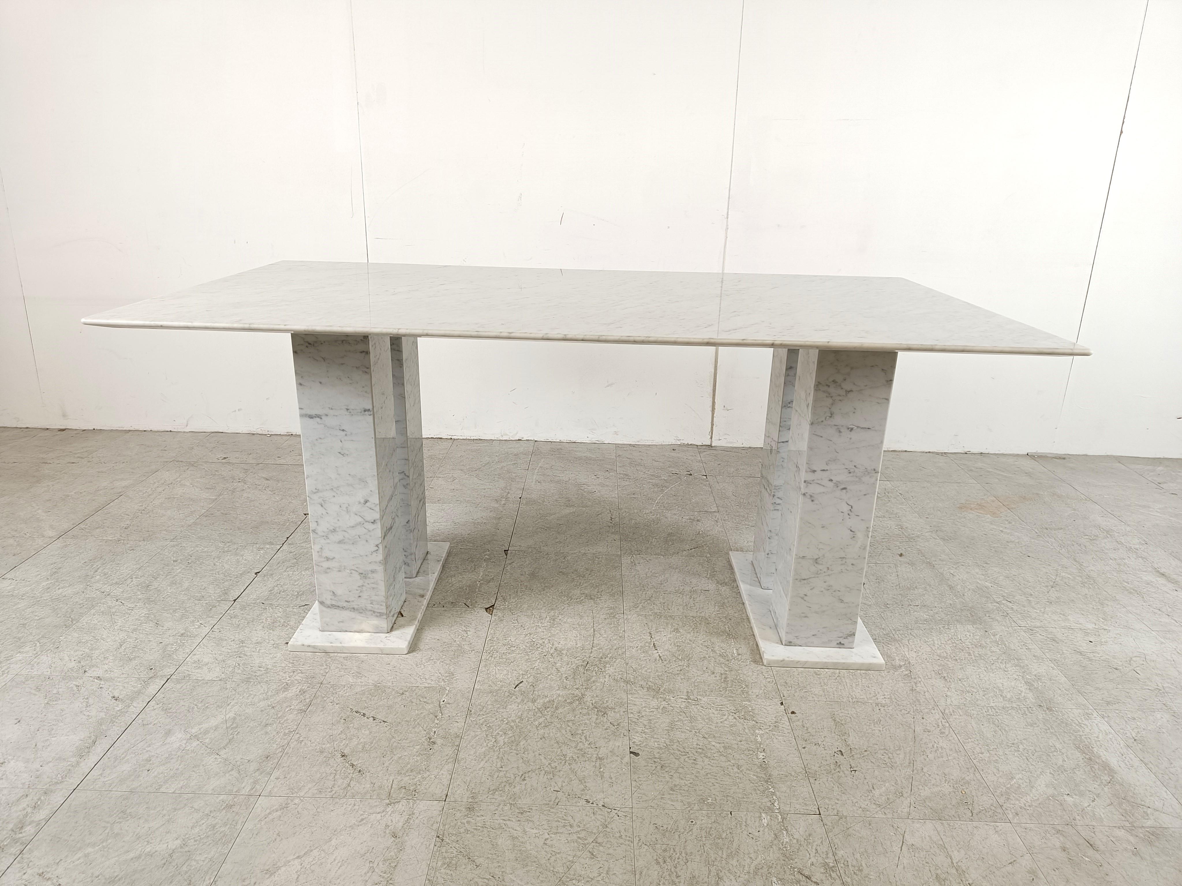 White marble dining table, 1970s In Good Condition For Sale In HEVERLEE, BE