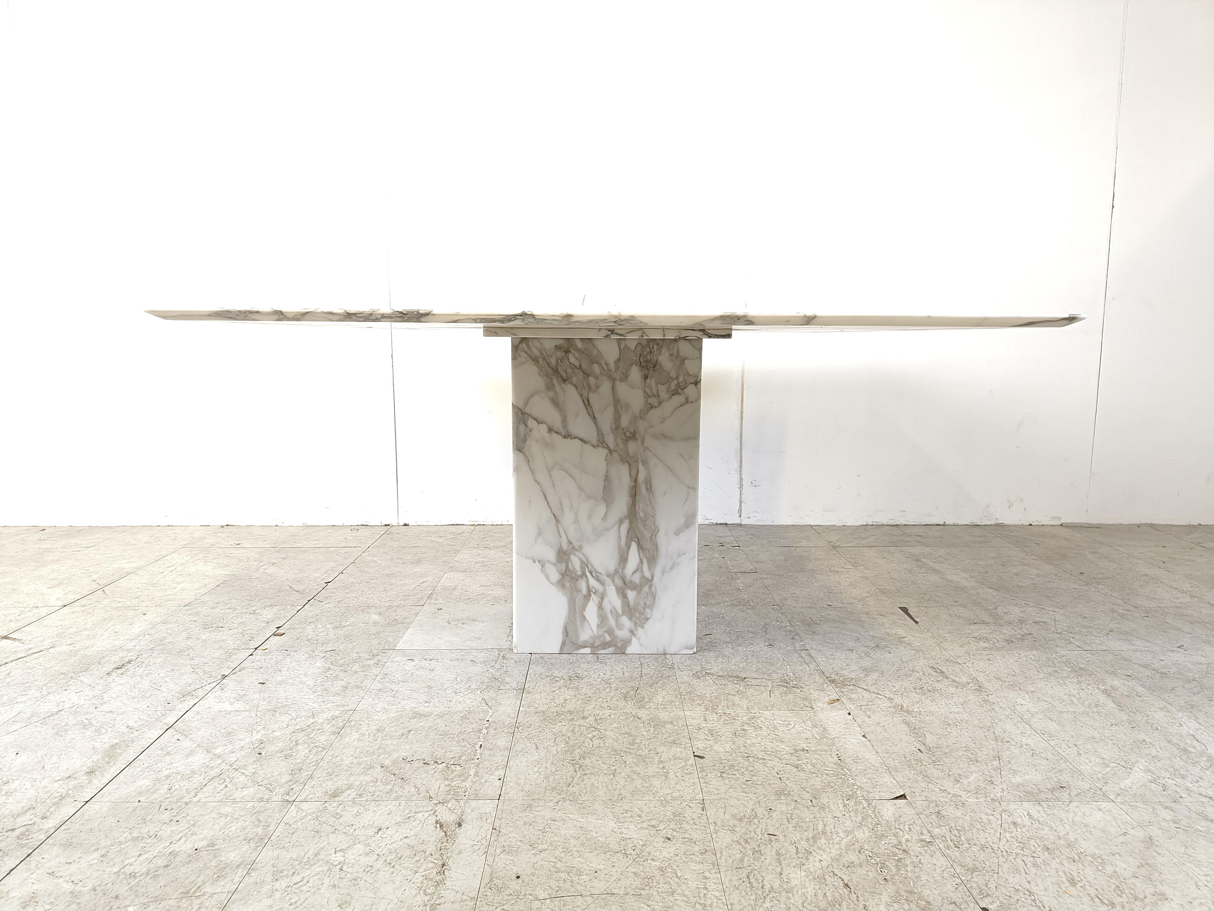 White marble dining table, 1970s In Good Condition For Sale In HEVERLEE, BE