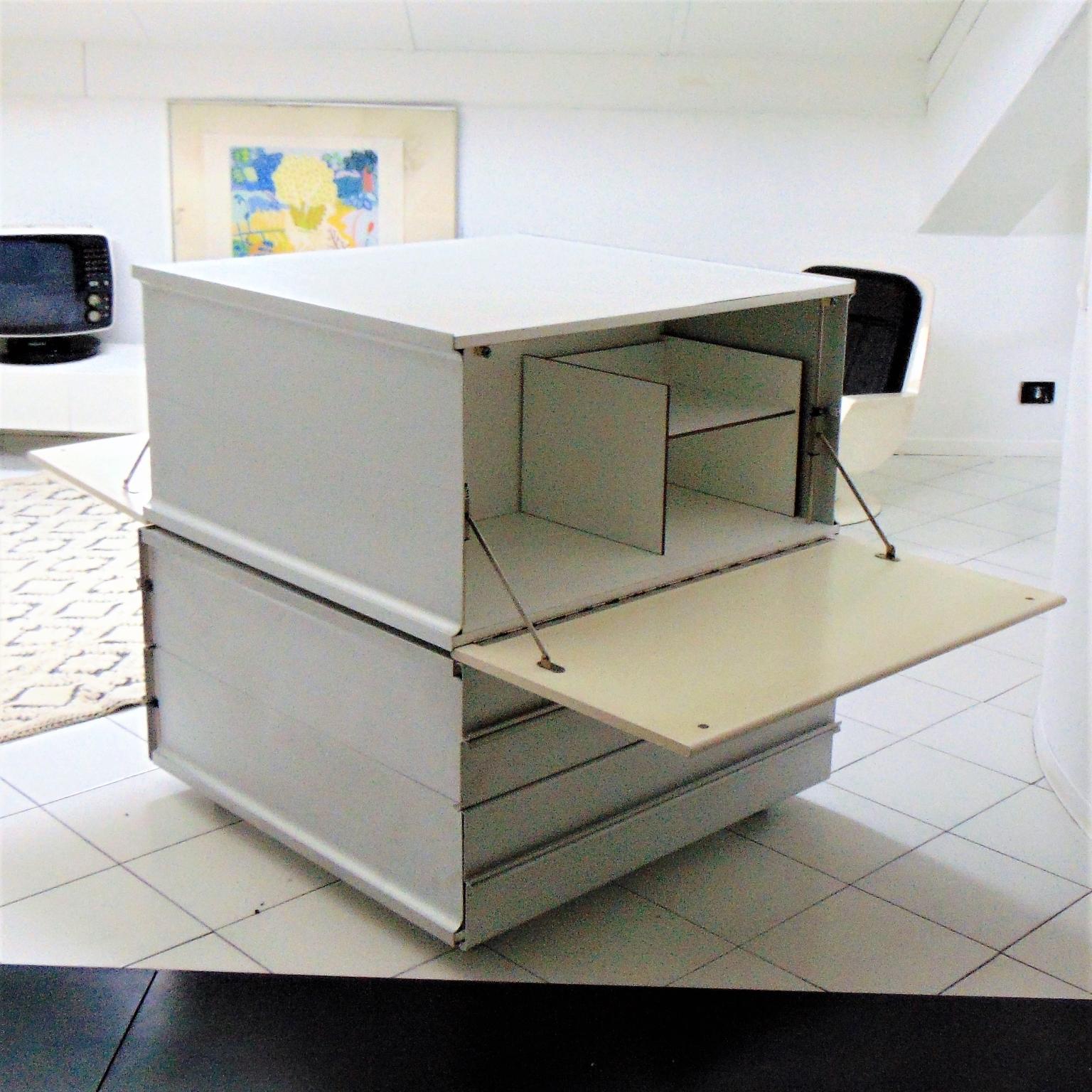 Anodisé Table de salle à manger et meuble de bar en marbre blanc, Claudio Salocchi pour Sormani, Italie, années 1960 en vente