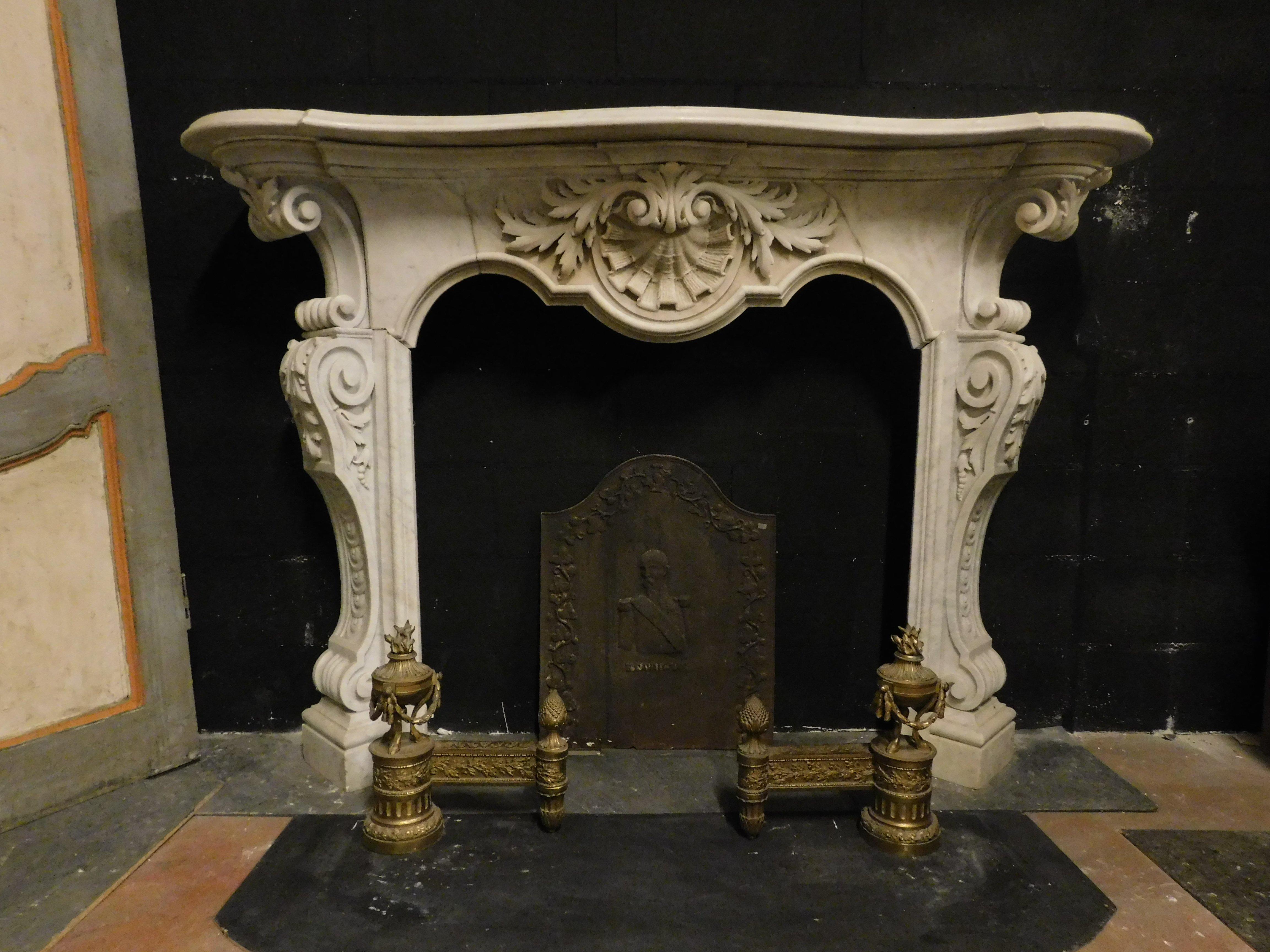 Ancient and important Fireplace, mantle built by hand in precious white marble, richly carved by hand with motifs of shells and flowers, typical decorations of the 19th century, built for an important palace in Italy.
Taste of the era and refined