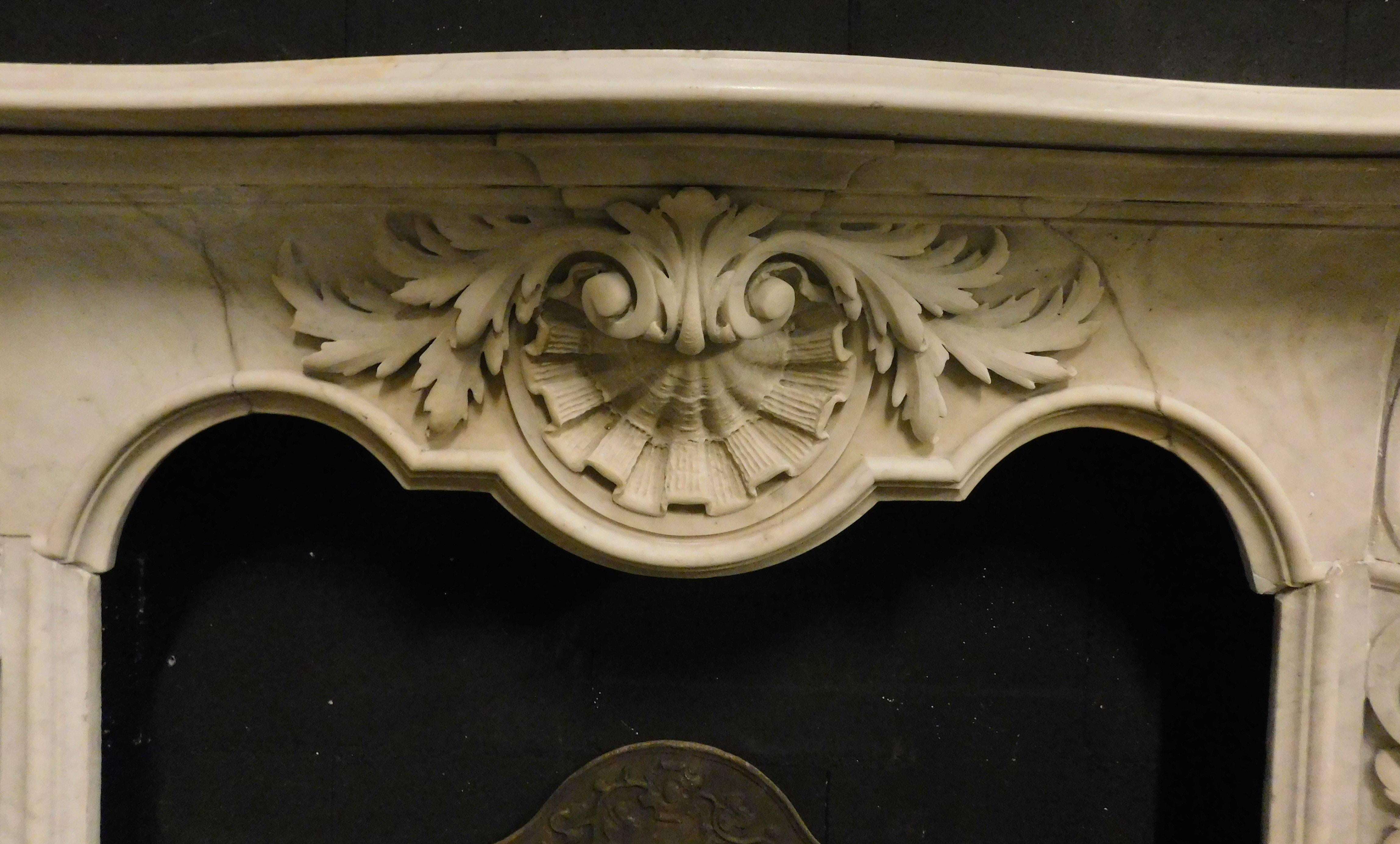 White marble fireplace, richly carved shells and flowers, 19th century Italy In Good Condition For Sale In Cuneo, Italy (CN)