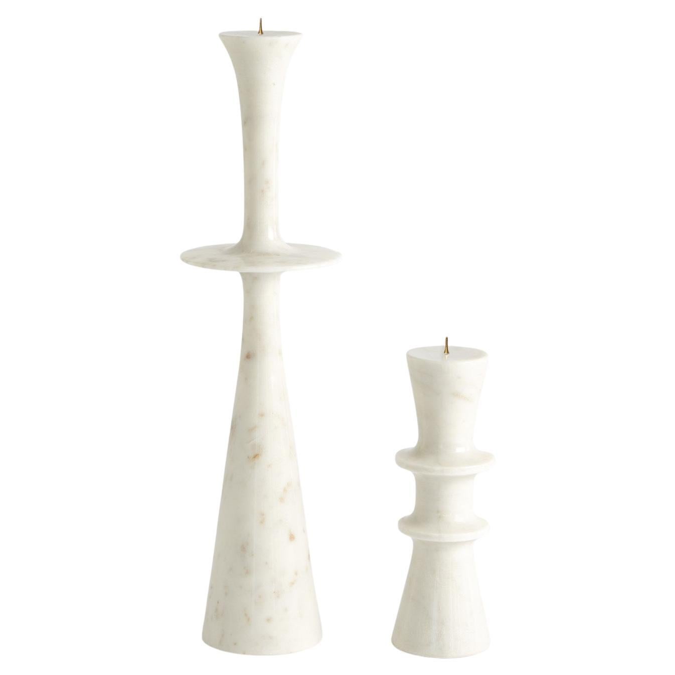 Flair-Kerzenständer aus weißem Marmor, bezogen von Martyn Lawrence Bullard
Aus handgeformtem Marmor mit eisernem Kerzenständer