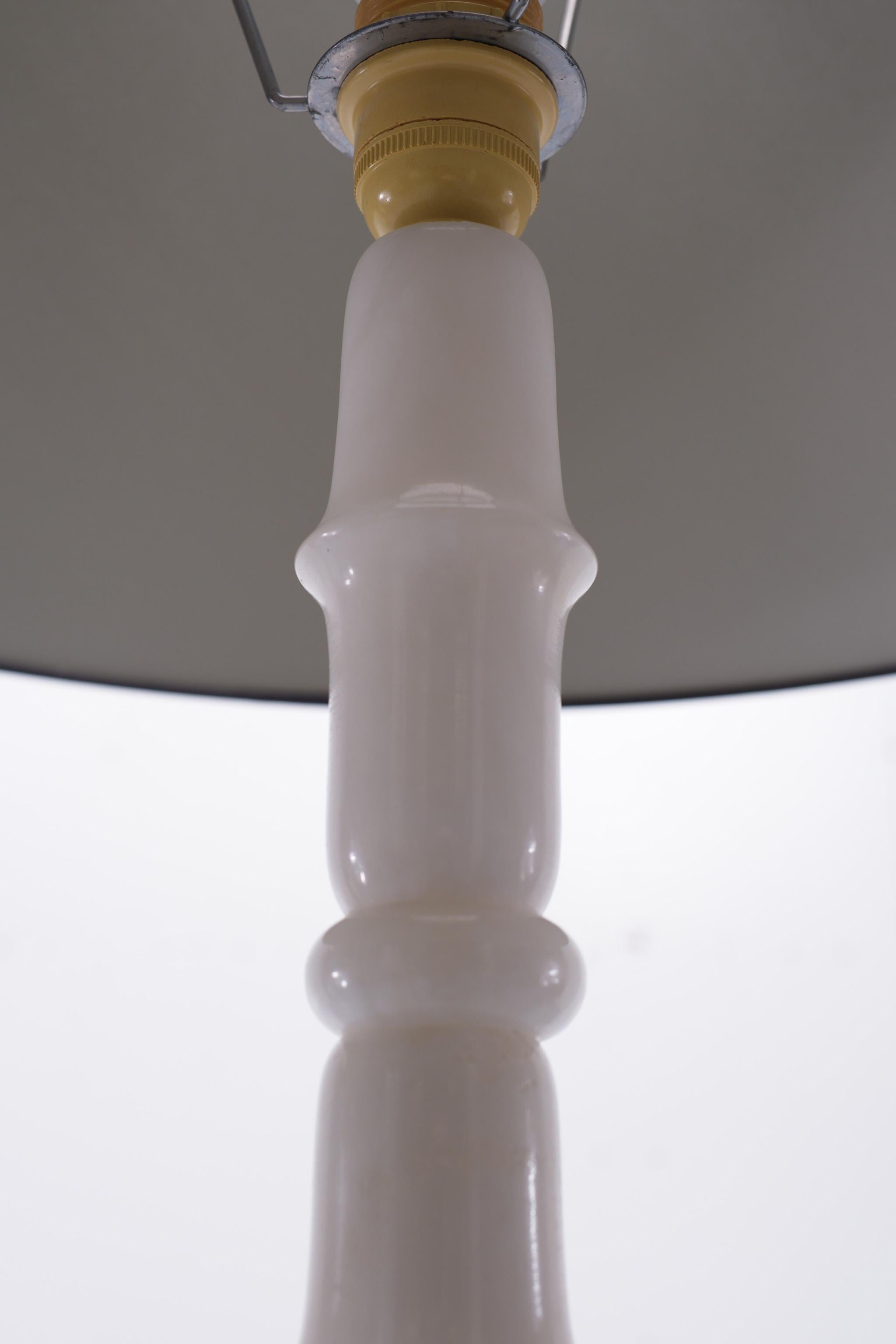 Très beau lampadaire inhabituel en marbre blanc. Livré avec un abat-jour en velours noir.
une grande ampoule E27 nécessaire. livré avec un interrupteur au sol. bon état. 
 Largeur de l'ombre 160 m Diamètre 58 cm.