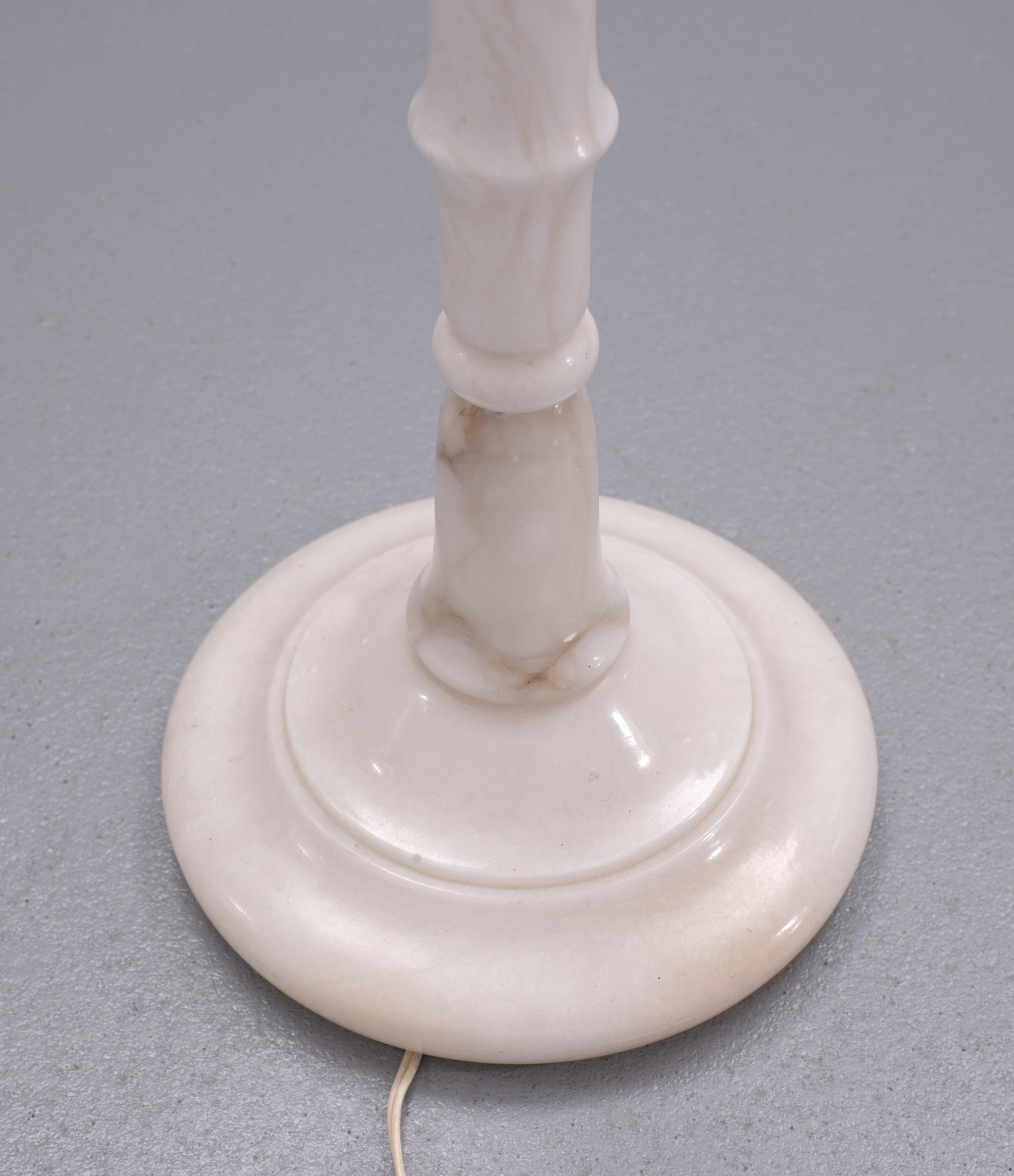 White Marble floor lamp Regency Italy 1970s In Good Condition For Sale In Den Haag, NL