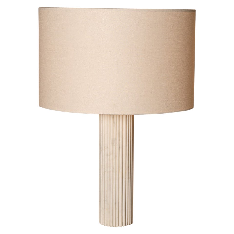 Lampada da tavolo Fluta in marmo bianco di Simone & Marcel