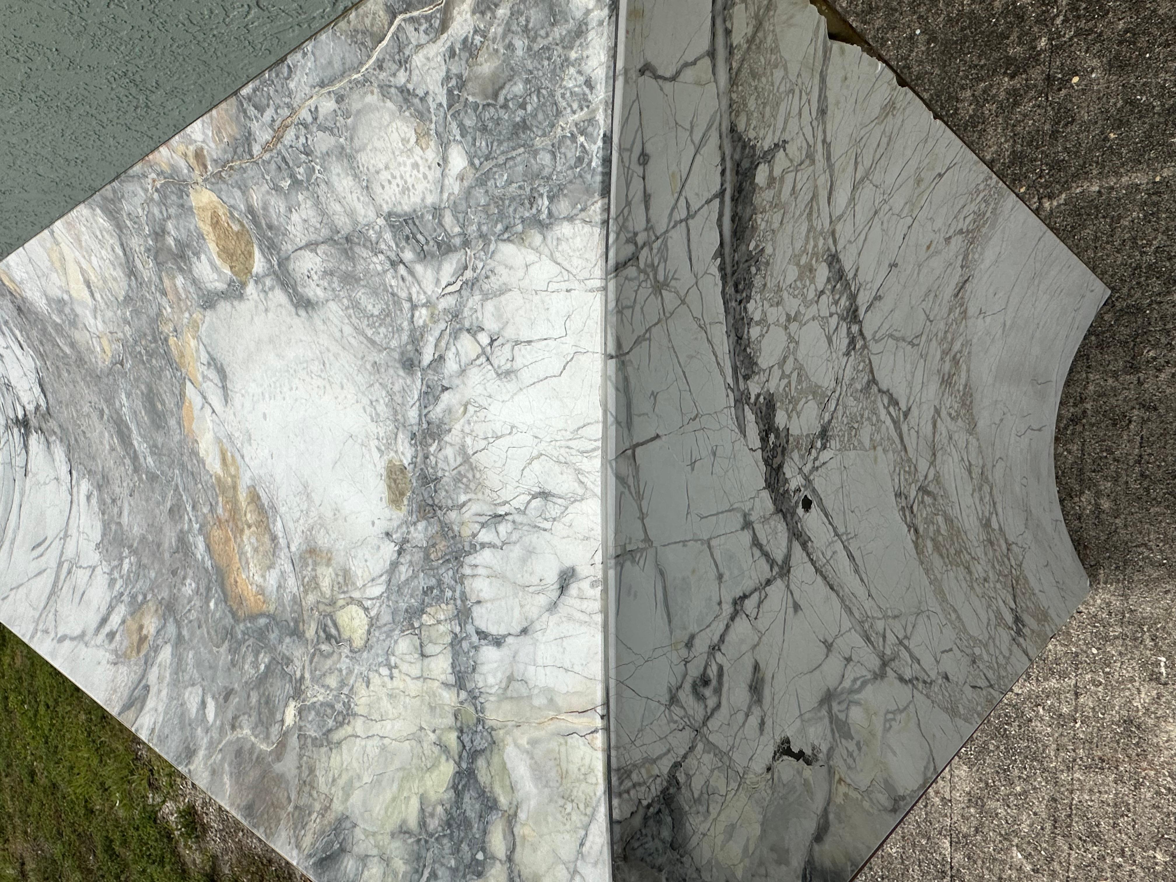 Consola italiana Visionaire de mármol blanco y latón dorado en venta 10