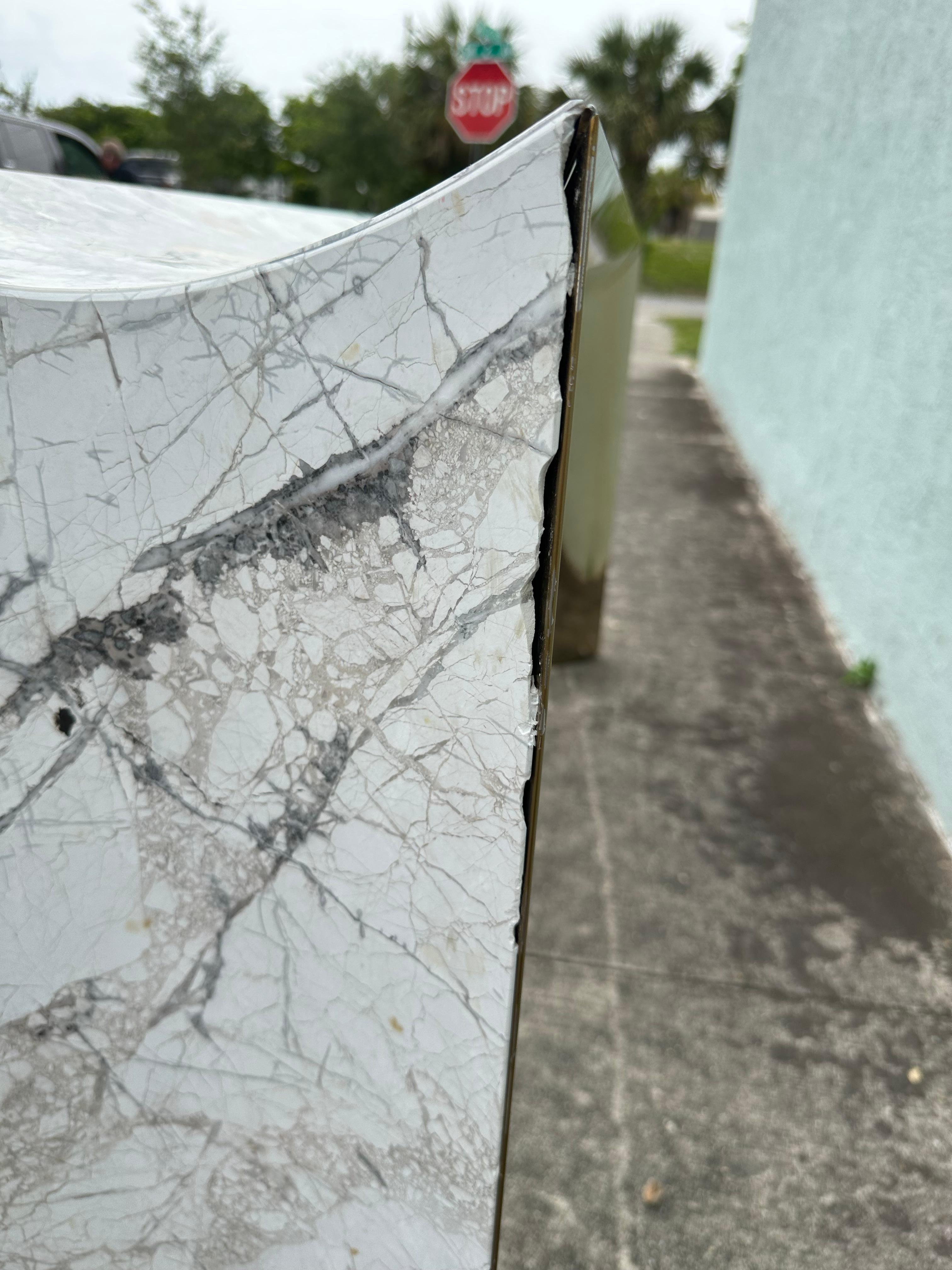 Consola italiana Visionaire de mármol blanco y latón dorado en venta 11