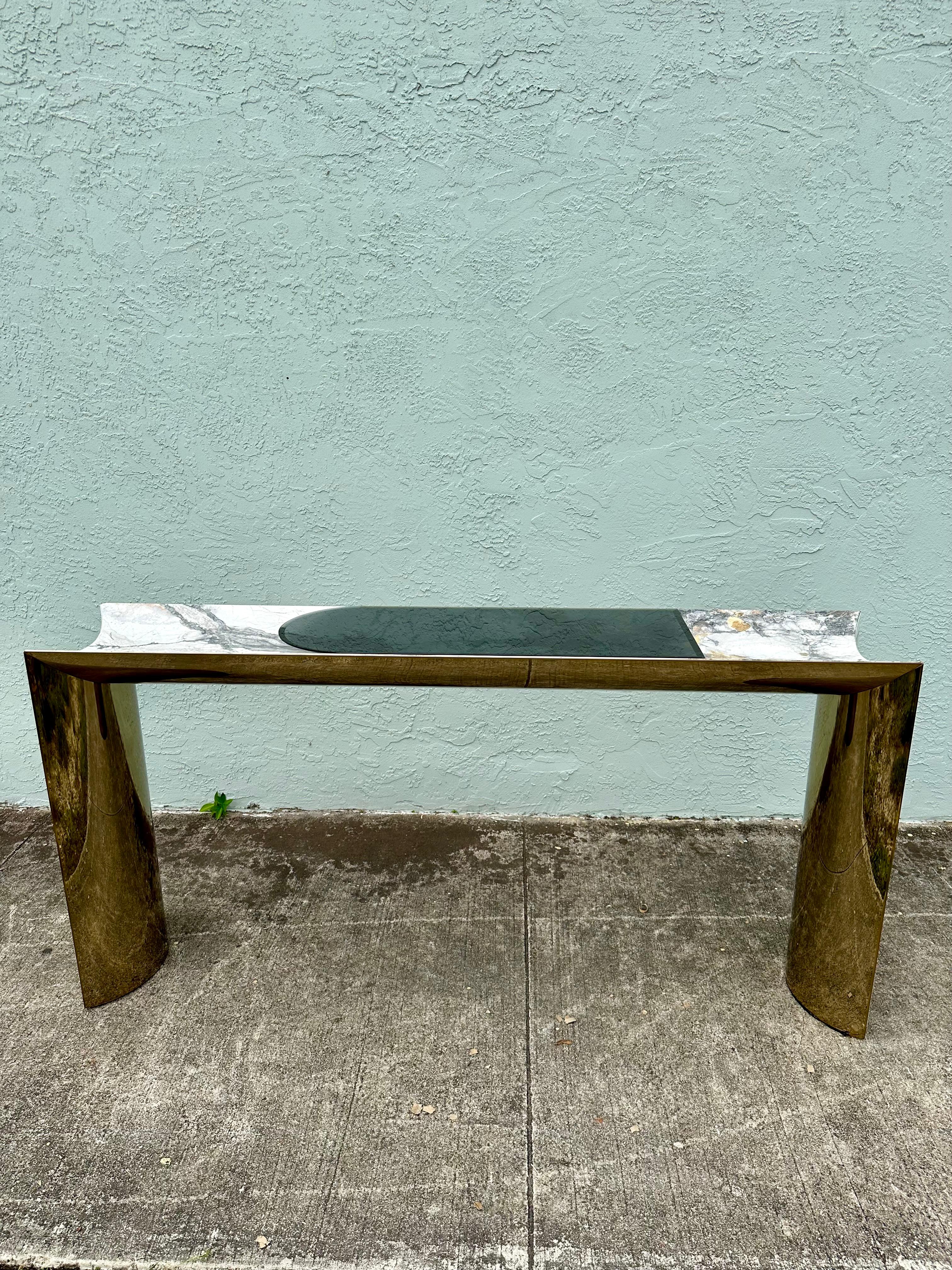 Consola italiana Visionaire de mármol blanco y latón dorado Moderno en venta