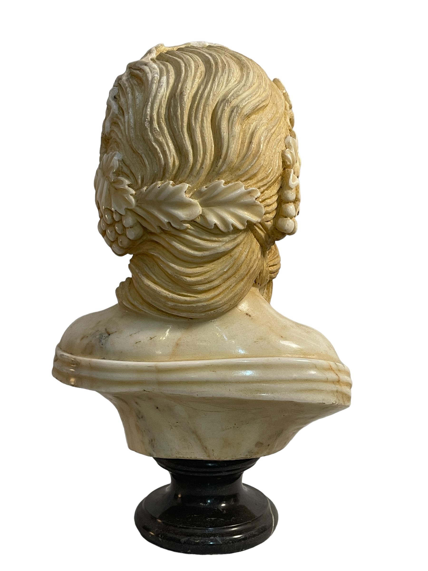 Grec classique Demi-buste en marbre blanc, 20e siècle, figure féminine