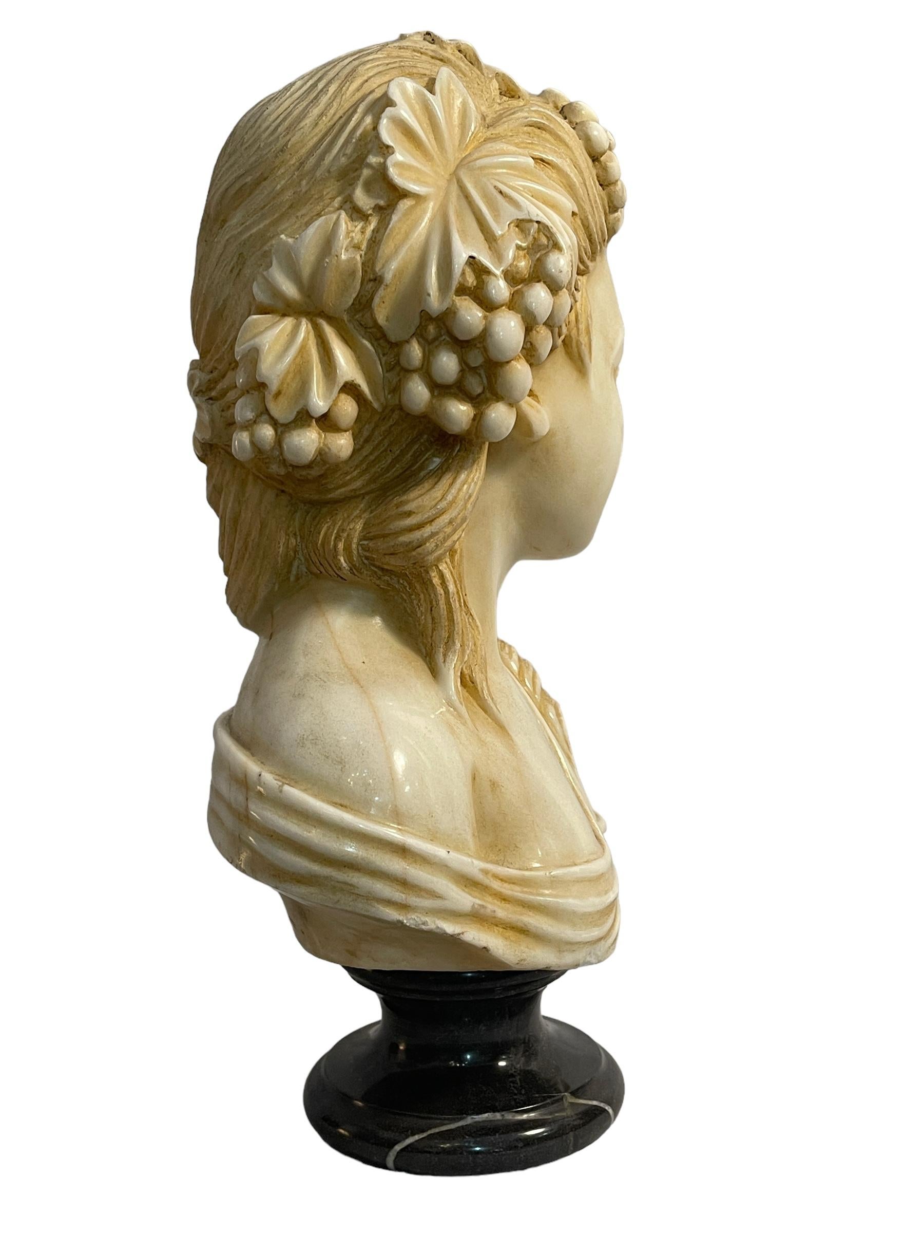 italien Demi-buste en marbre blanc, 20e siècle, figure féminine