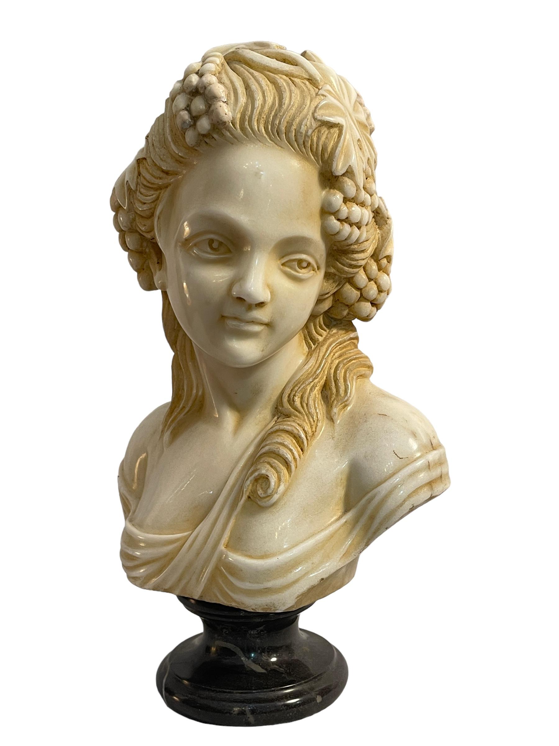 Fait main Demi-buste en marbre blanc, 20e siècle, figure féminine