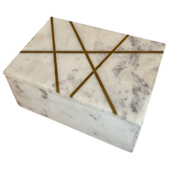 Boîte à couvercle italienne en marbre blanc avec incrustation en laiton