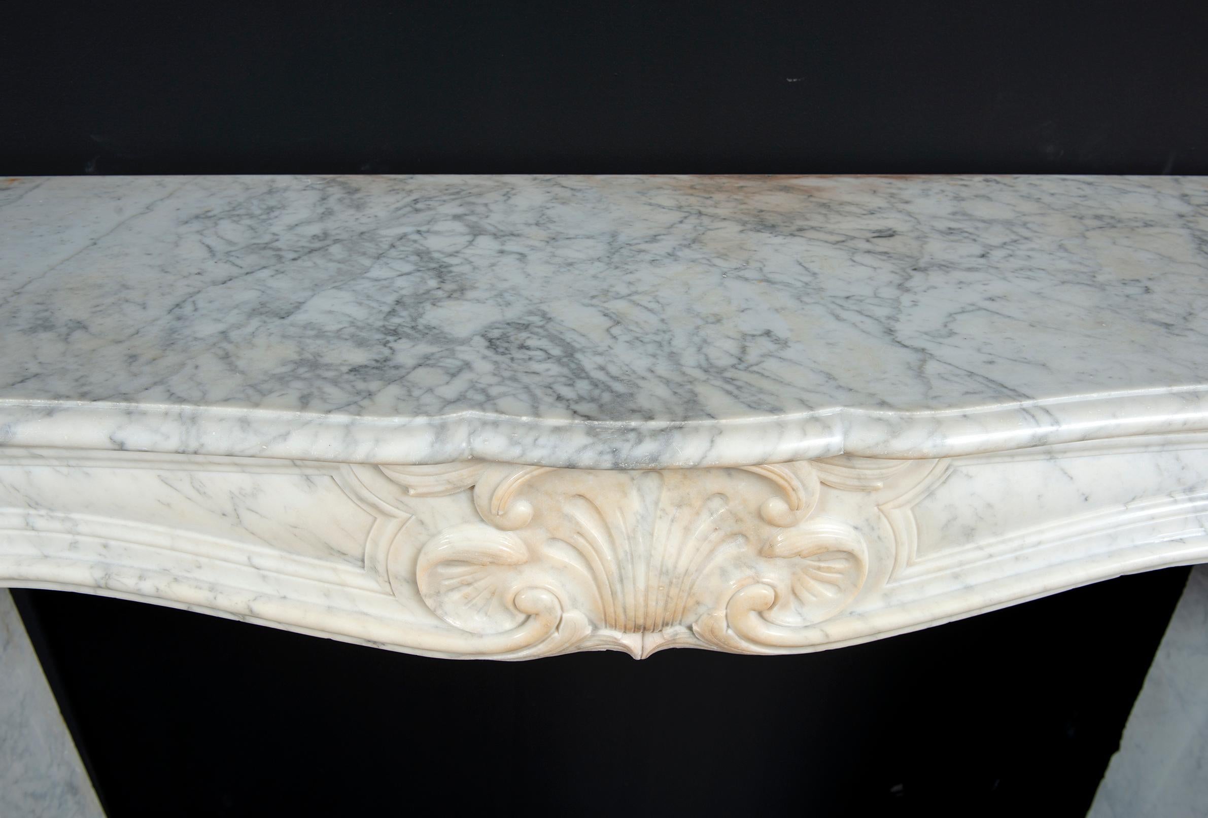 Cheminée Louis XV en marbre blanc en vente 4