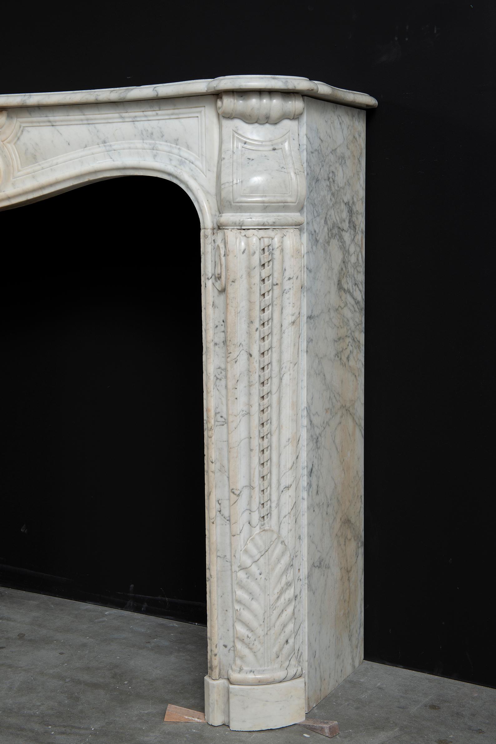 Cheminée Louis XV en marbre blanc en vente 6