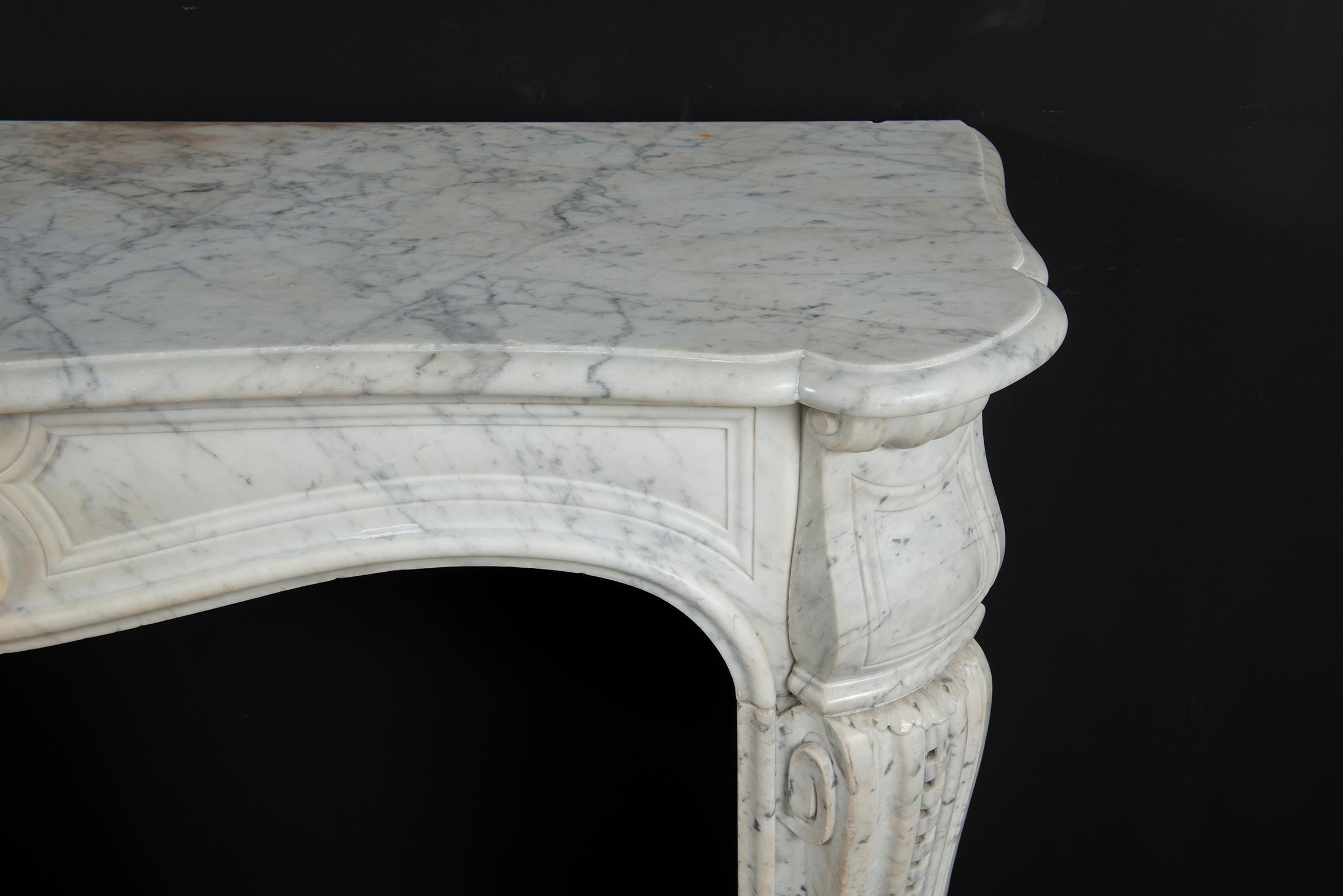 Cheminée Louis XV en marbre blanc en vente 9