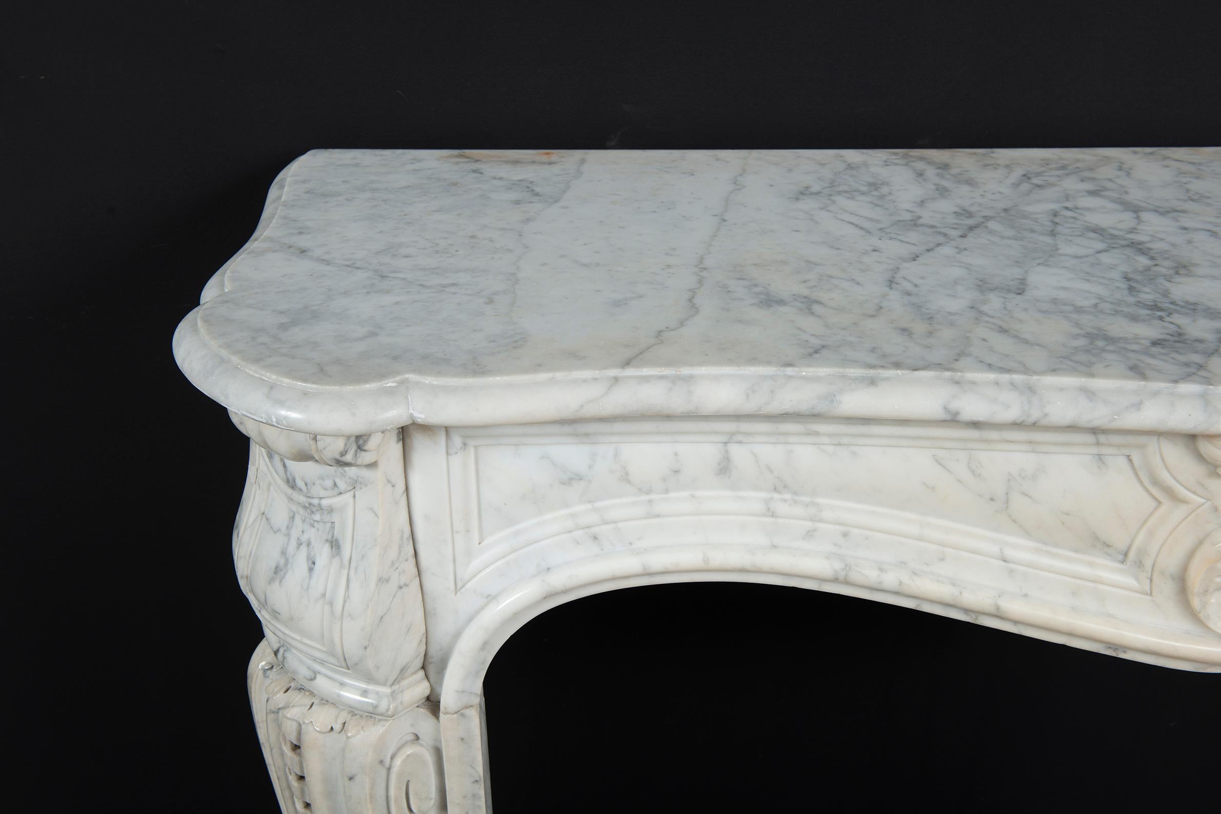 Cheminée Louis XV en marbre blanc en vente 10