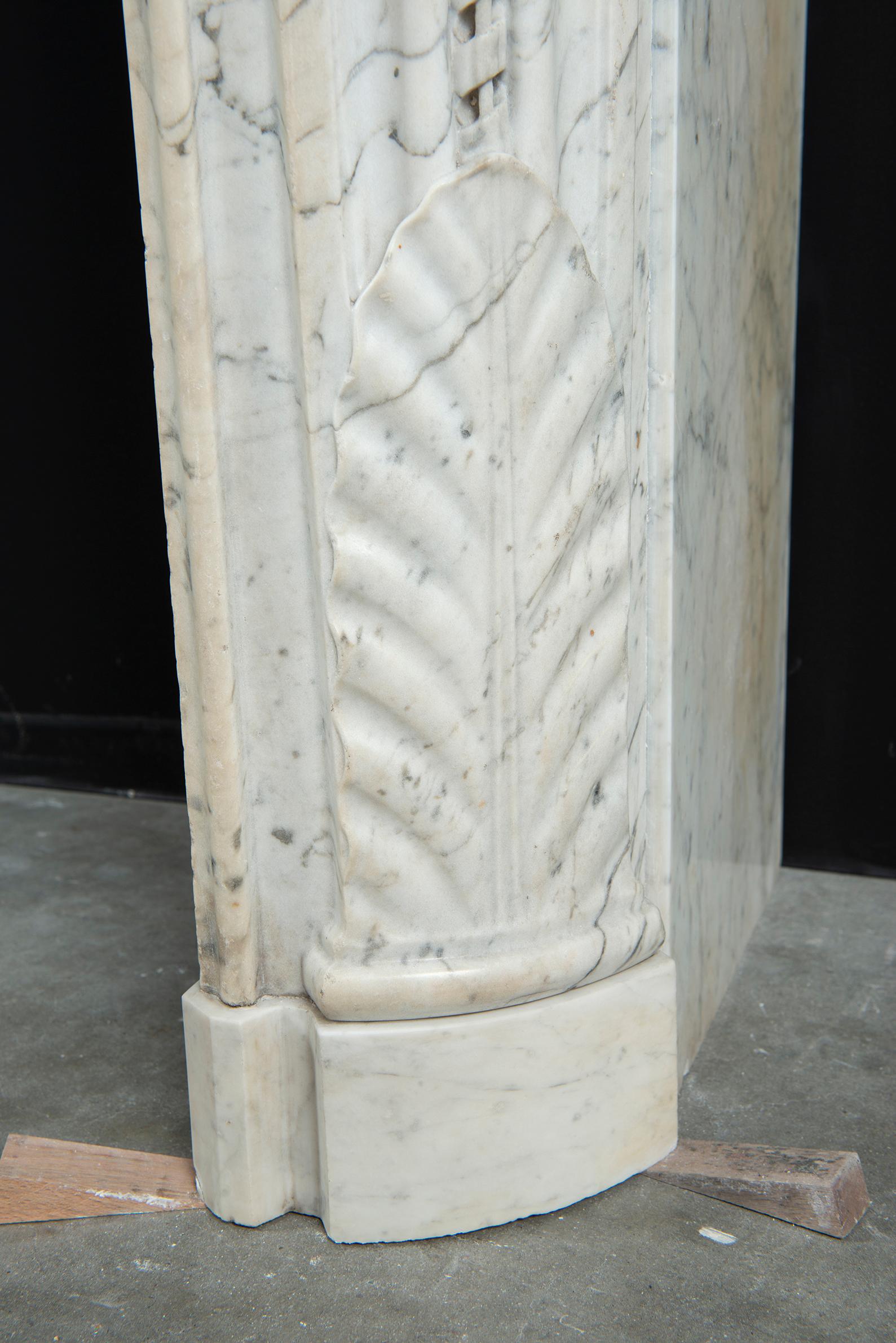Cheminée Louis XV en marbre blanc en vente 11