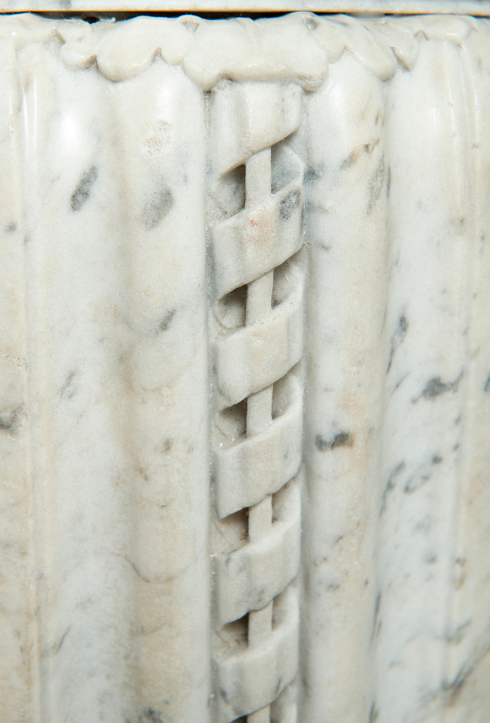 Cheminée Louis XV en marbre blanc en vente 12