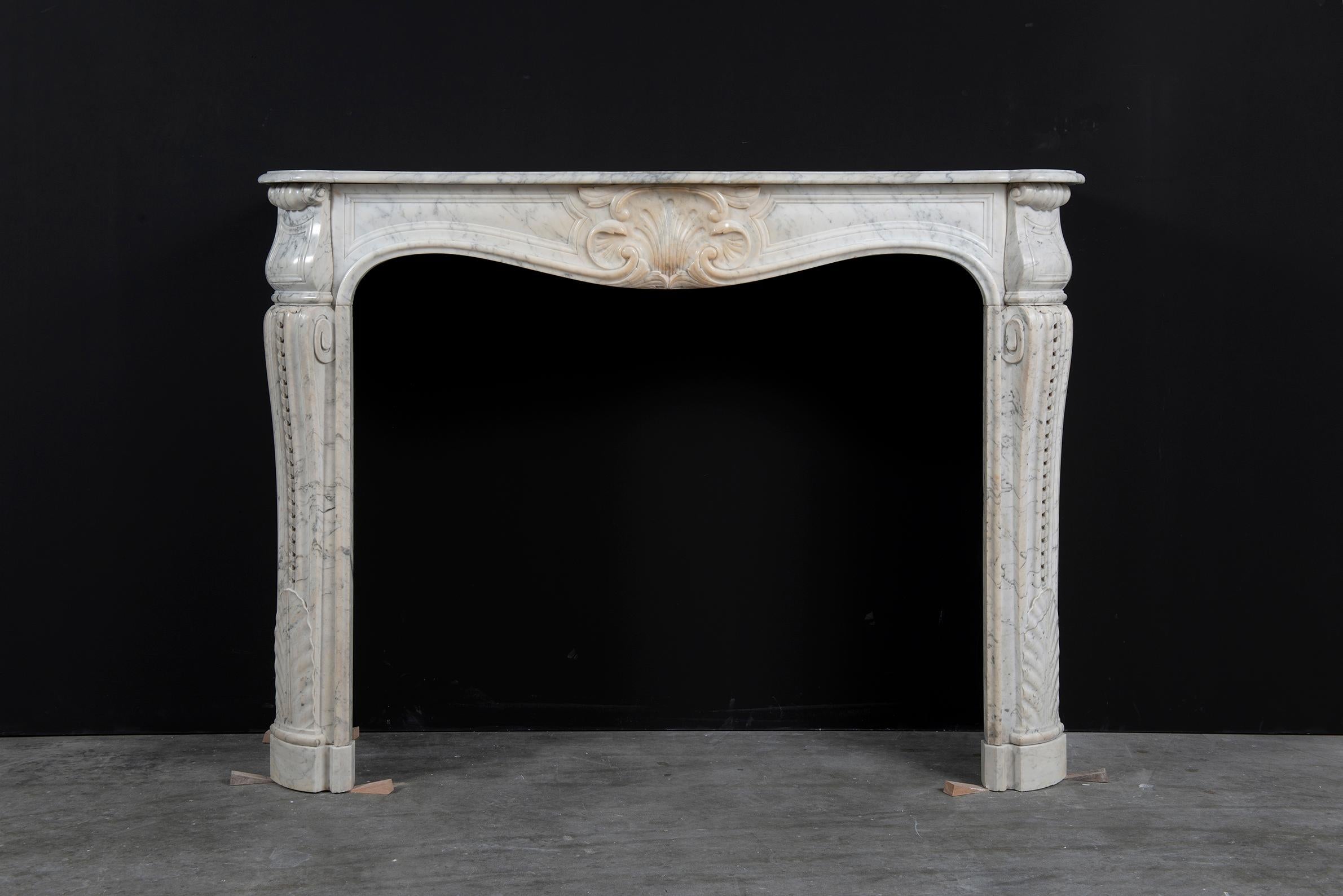 Antique Louis XV fireplace mantel in Carrara white marble
Beautiful antique Louis XV fireplace mantel.

Very fine carved 19th century Louis XV mantelpiece from Paris.
Beautiful decorative piece, nice proportioned with serpentine breakfront shelf