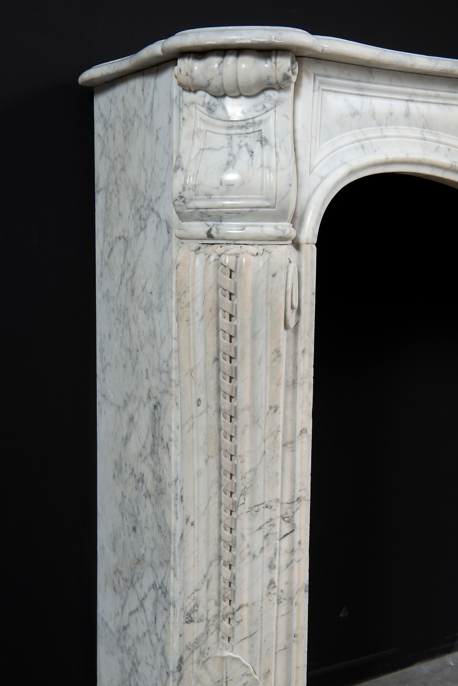 Cheminée Louis XV en marbre blanc Bon état - En vente à Haarlem, Noord-Holland