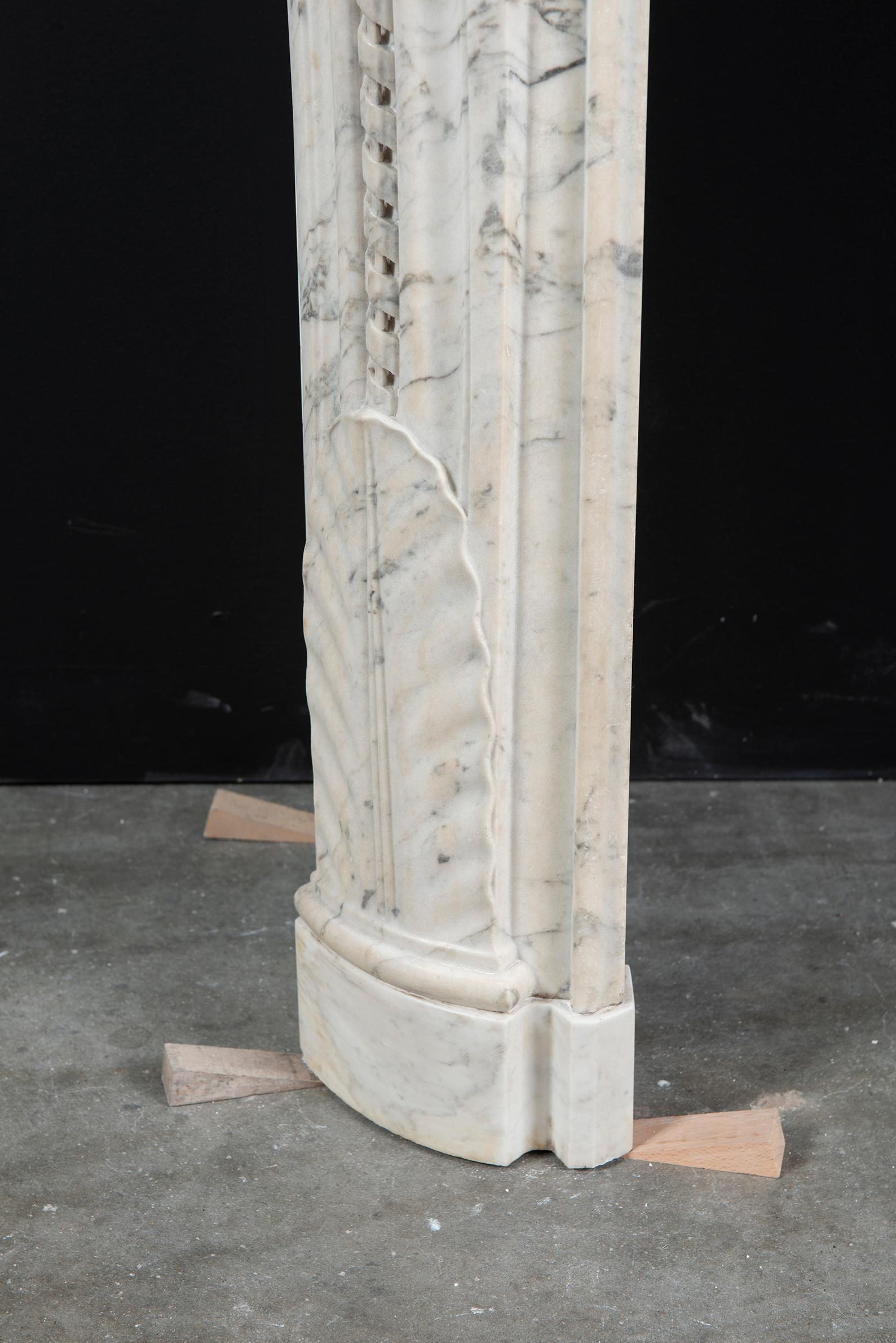 XIXe siècle Cheminée Louis XV en marbre blanc en vente
