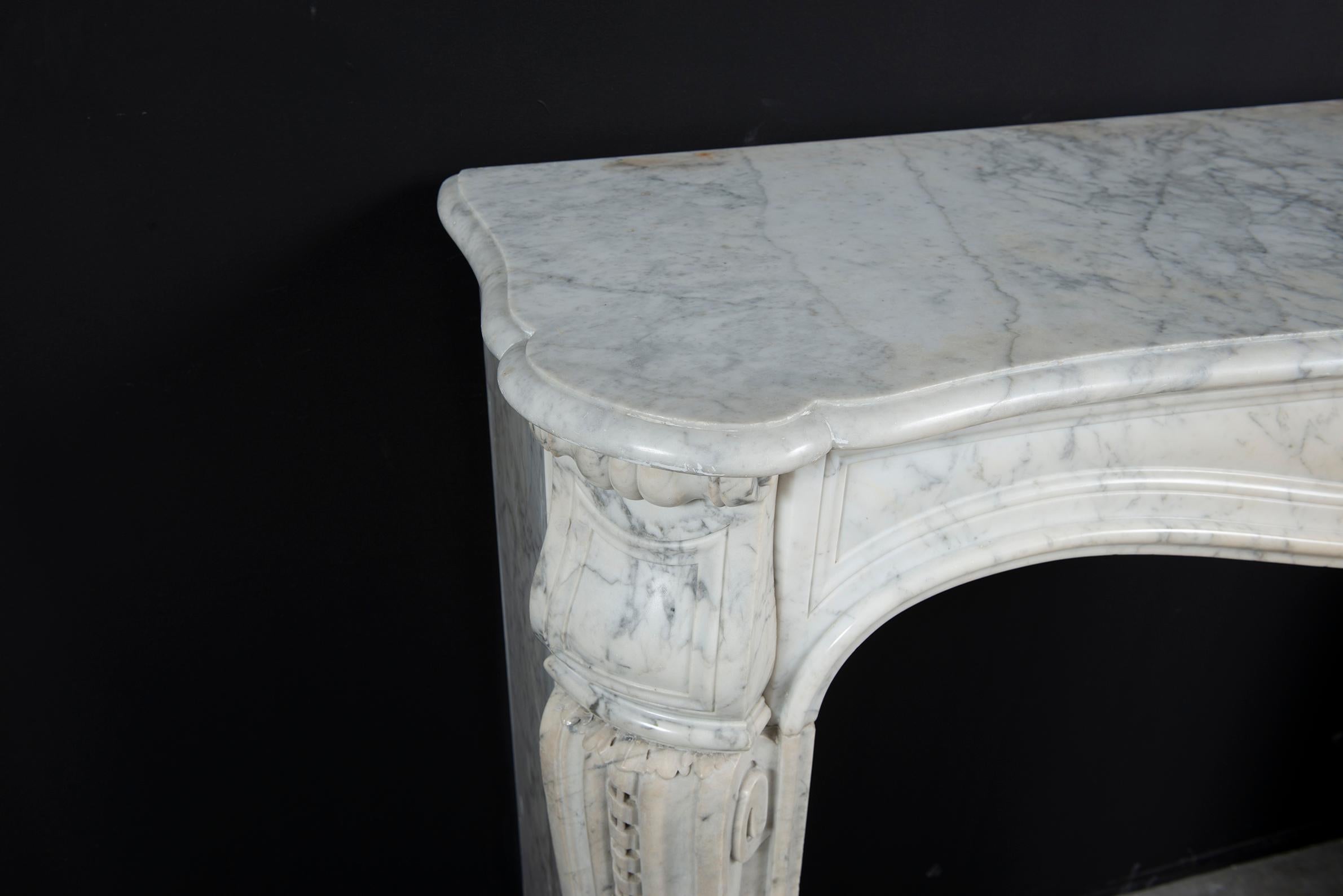 Marbre Cheminée Louis XV en marbre blanc en vente