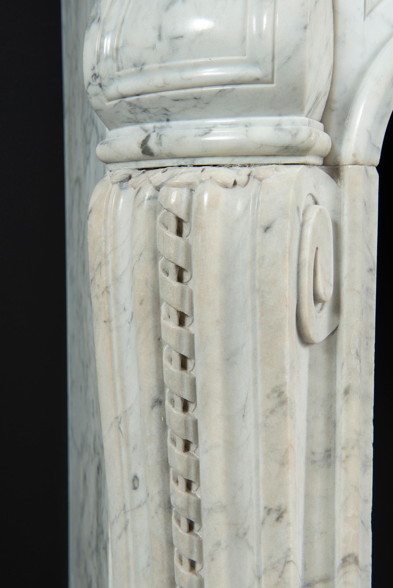 Kaminsims aus weißem Marmor im Louis-XV-Stil im Angebot 1
