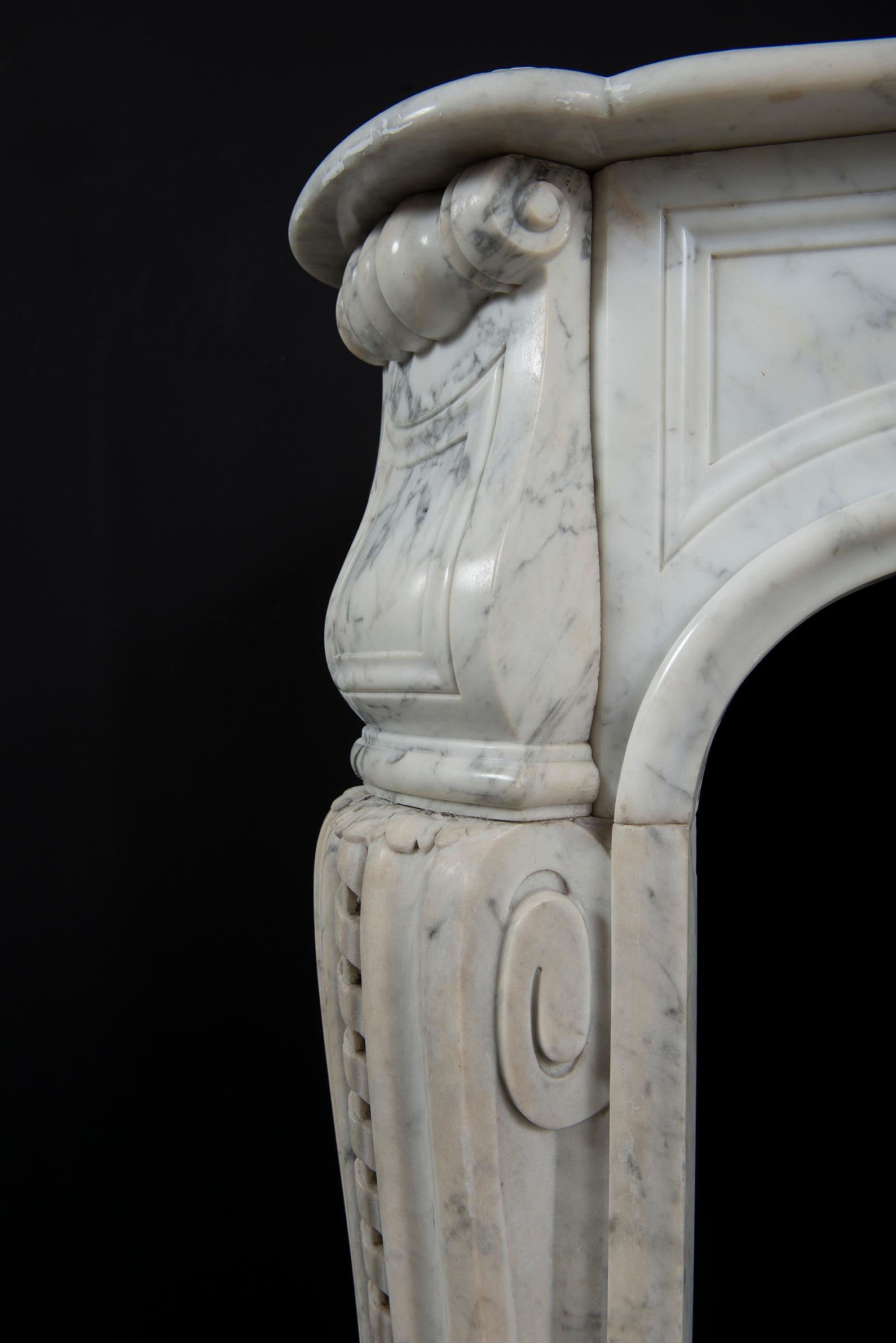 Cheminée Louis XV en marbre blanc en vente 2