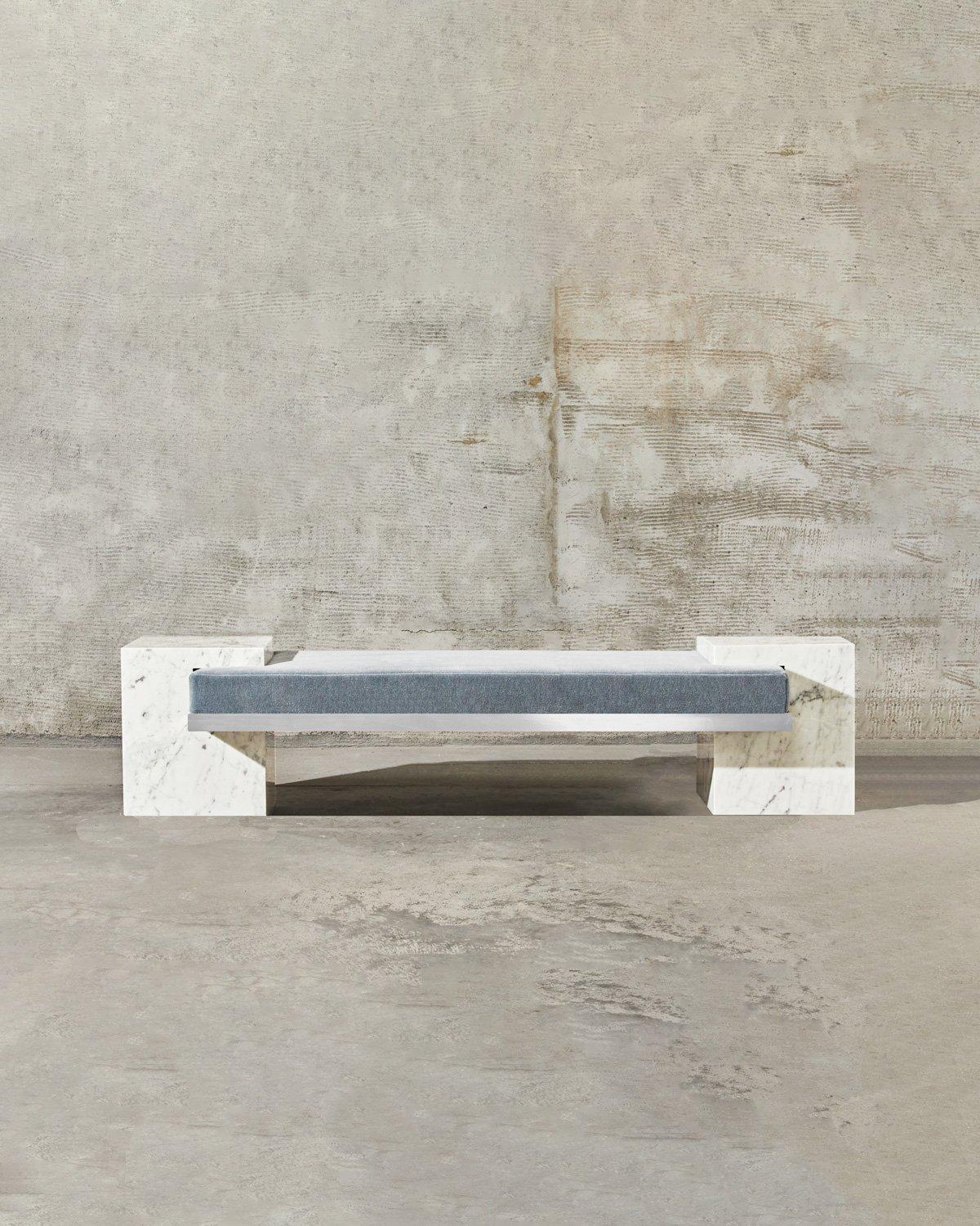 La panca coexist utilizza l'equilibrio e la delicata armonia dei materiali che si incontrano. La panca è composta da una struttura in nichel spazzolato, cubi in marmo di Carrara e materasso rivestito in tessuto mohair. 

I pezzi si incastrano