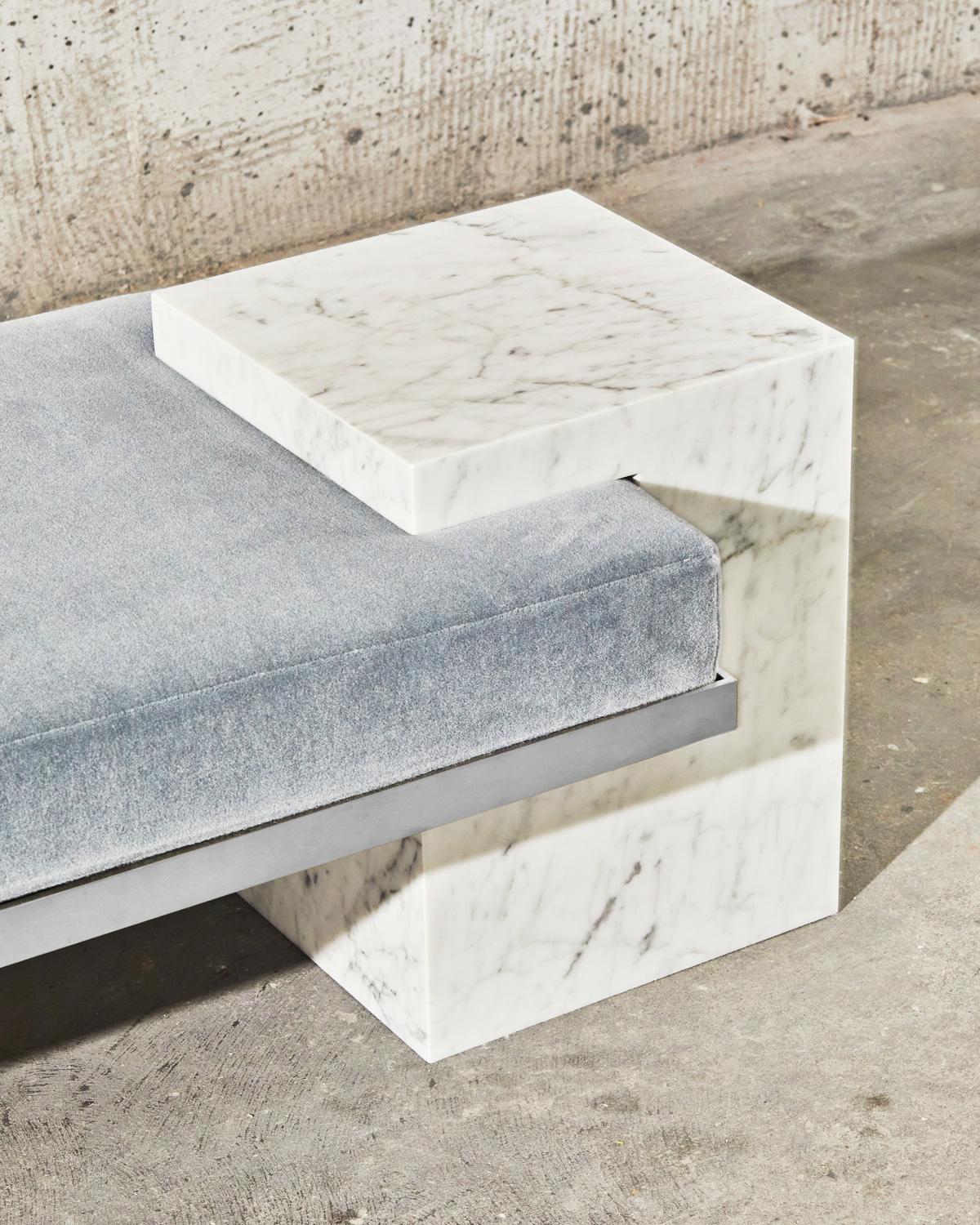 Americano Panca Coexist in marmo bianco, nichel e mohair di Slash Objects in vendita