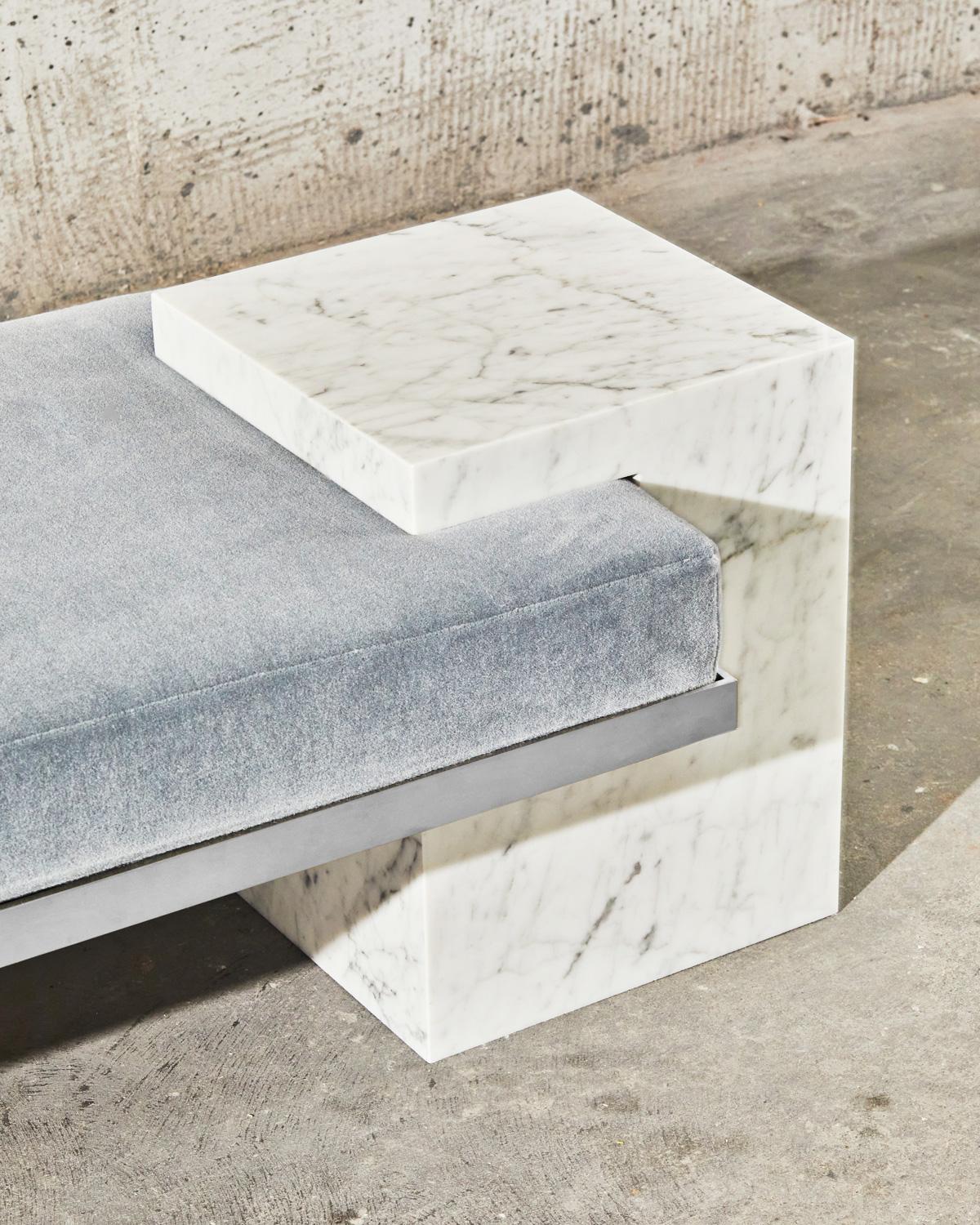 Américain Banc coexistant en marbre blanc, nickel et mohair de Slash Objects en vente