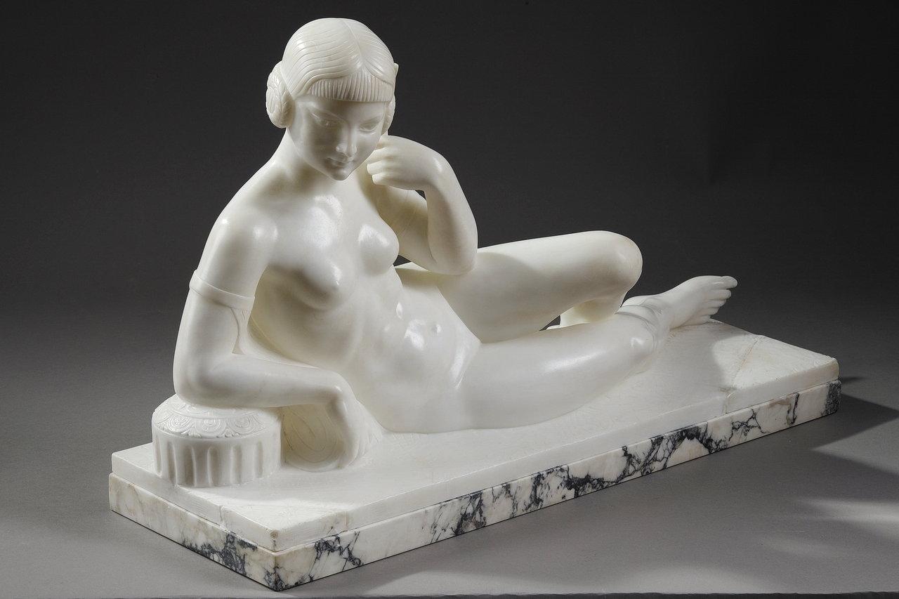 Odalisque en marbre blanc de la période Art Déco  en vente 8