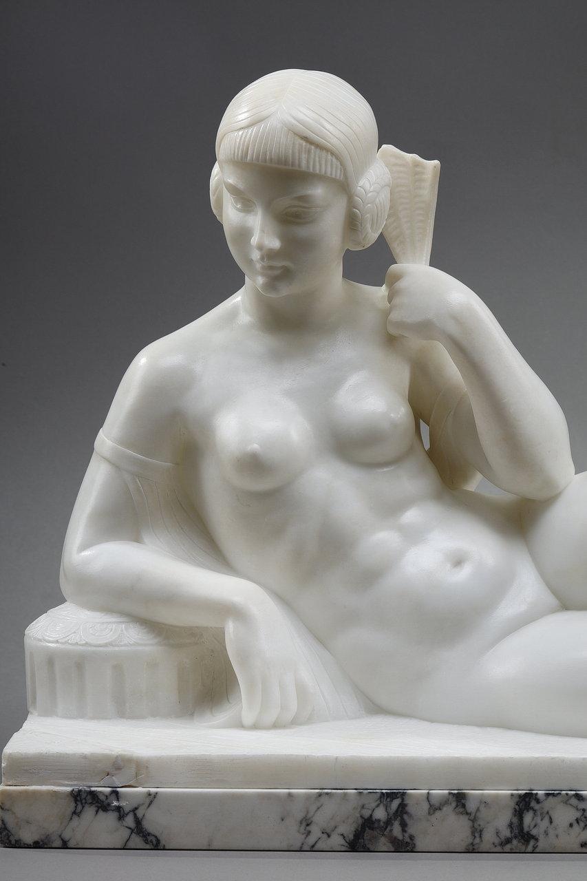 White marble Odalisque from the Art Deco period  In Good Condition For Sale In Paris, FR