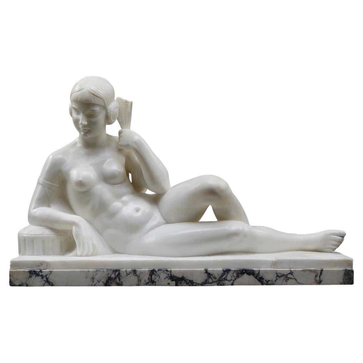 Odalisque en marbre blanc de la période Art Déco  en vente