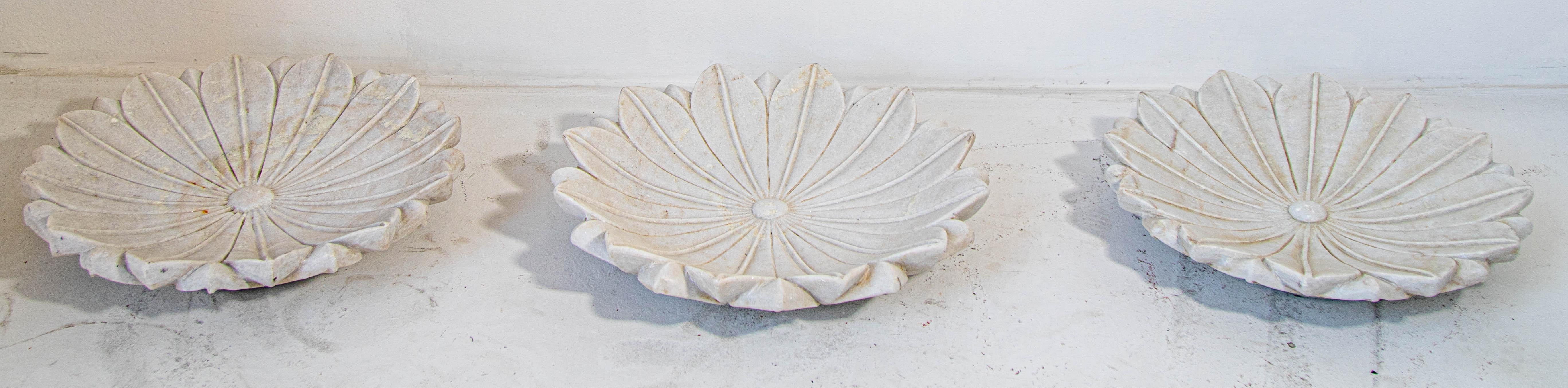 Großer Schale in offener Lotusblumenform aus weißem Marmor, handgeschnitzt in Indien Raj Mughal im Angebot 5