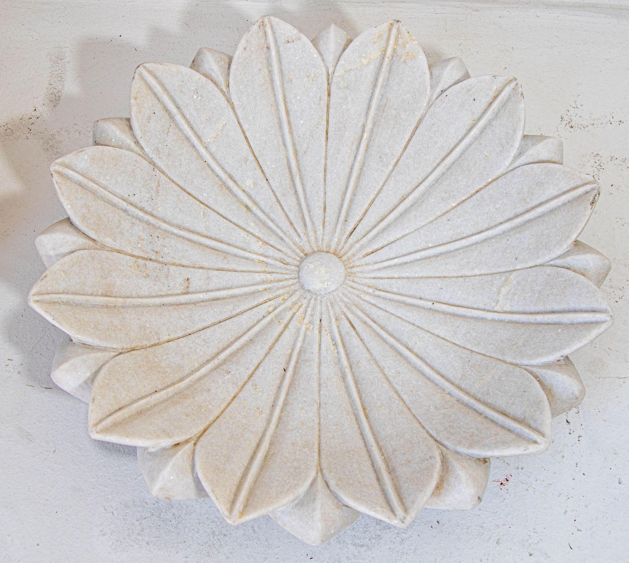 Vintage White Marble Open Lotus Flower Shape Large Blow Hand-Carved in India Raj MughalHandcrafted in Indien, können Sie diese Lotus-Form Schüssel innen oder außen verwenden.Schöne große weiße Marmorplatte mit geschnitzten offenen Lotusblume Motiv