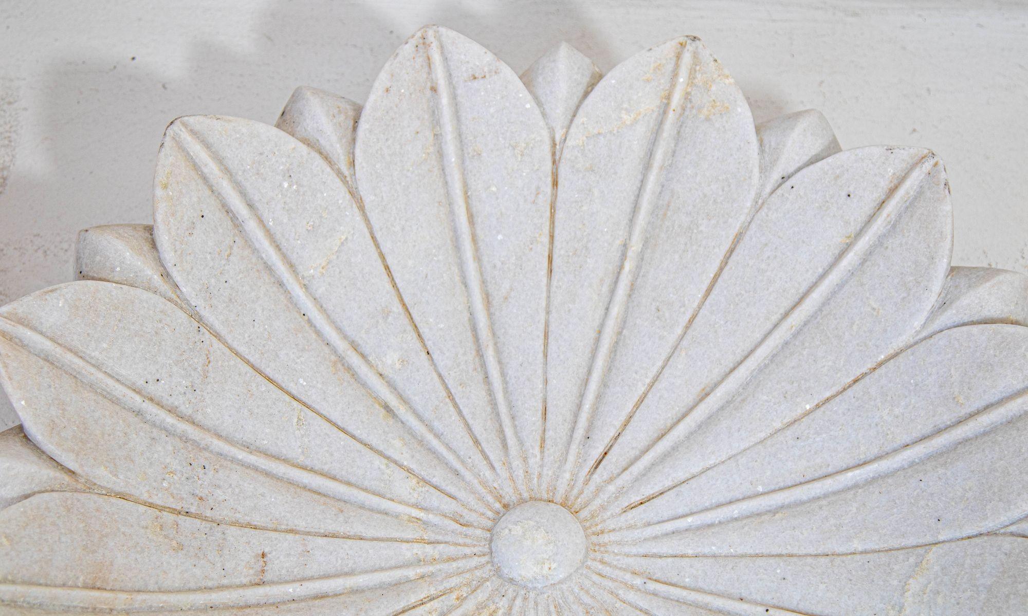 Großer Schale in offener Lotusblumenform aus weißem Marmor, handgeschnitzt in Indien Raj Mughal (Anglo-indisch) im Angebot