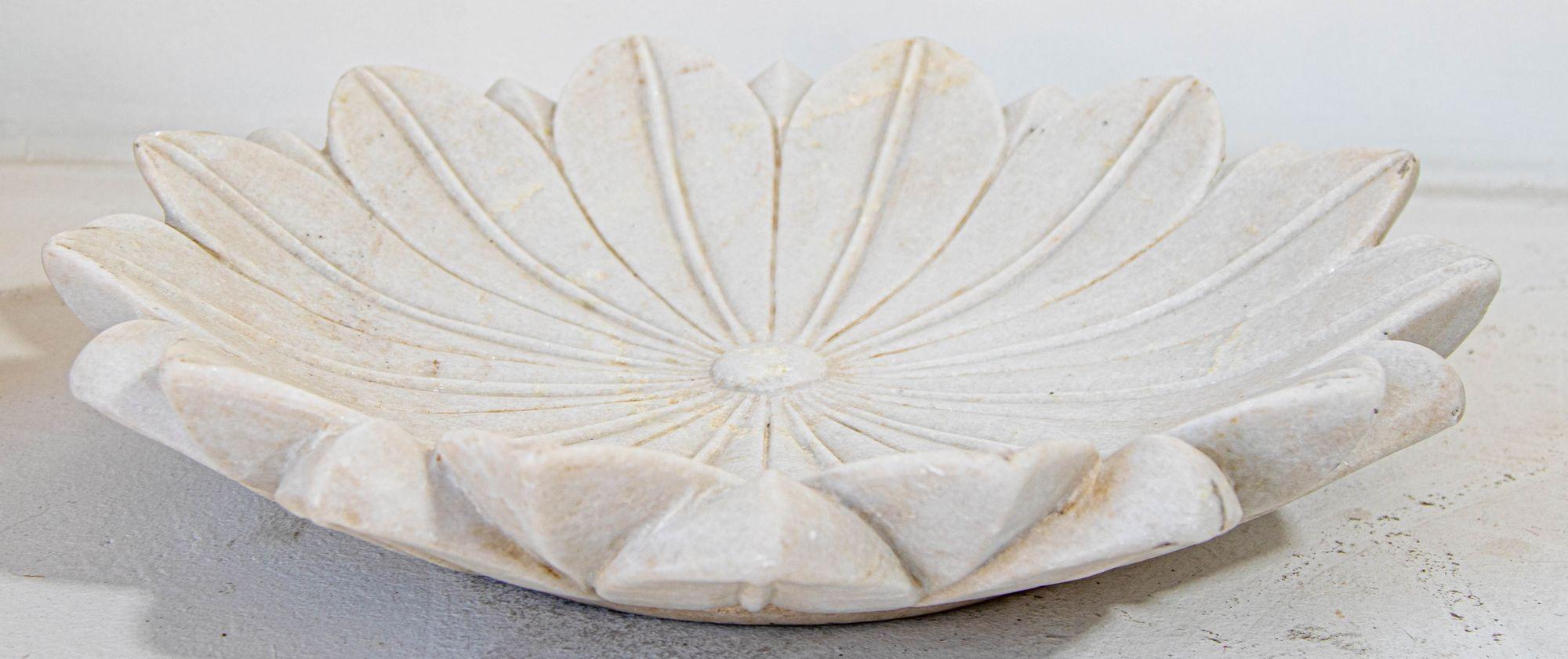 Großer Schale in offener Lotusblumenform aus weißem Marmor, handgeschnitzt in Indien Raj Mughal (Handgefertigt) im Angebot